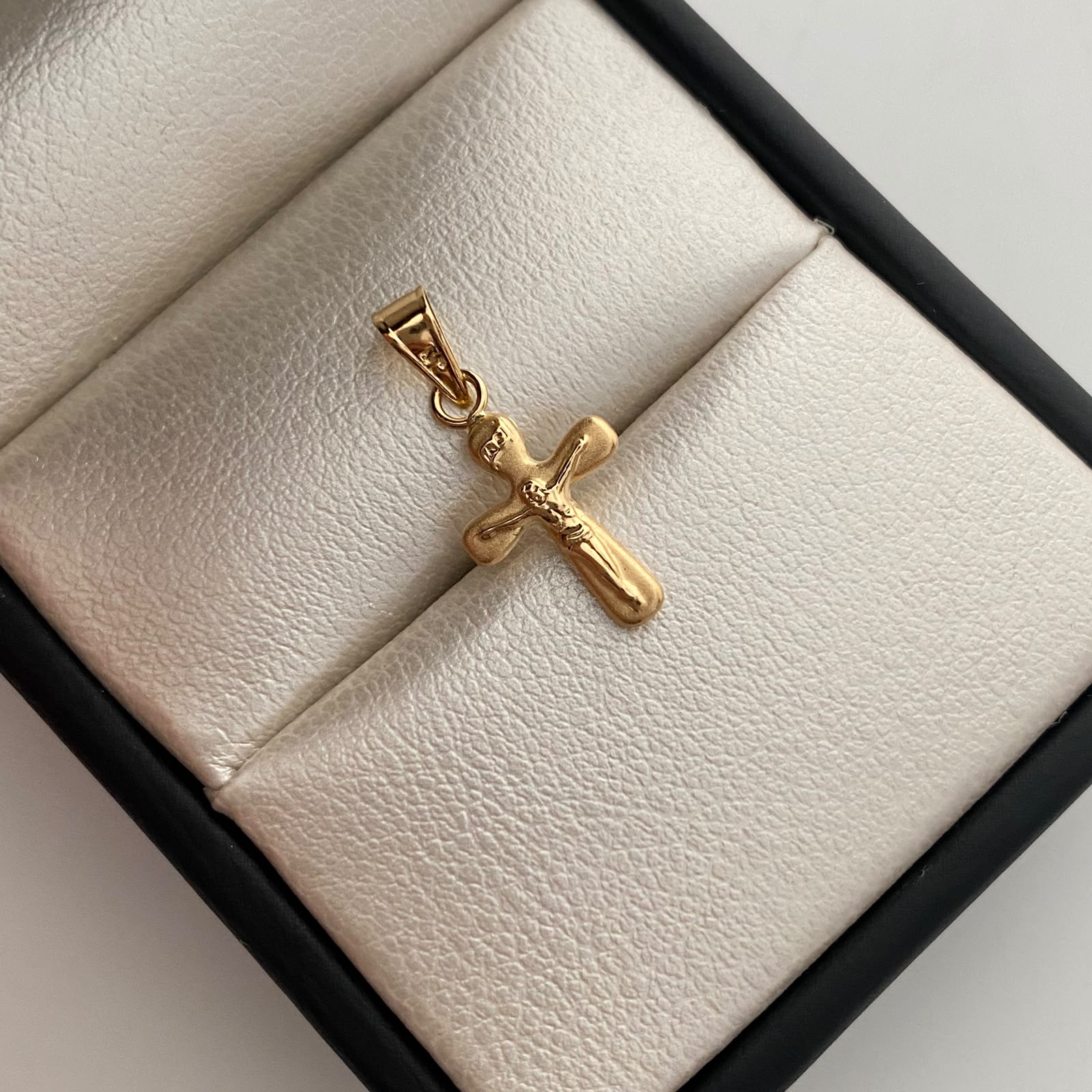 Dije Cruz Cristo Oro amarillo 18k 0,35 Gr / 9,6 mm / 2 Cm
