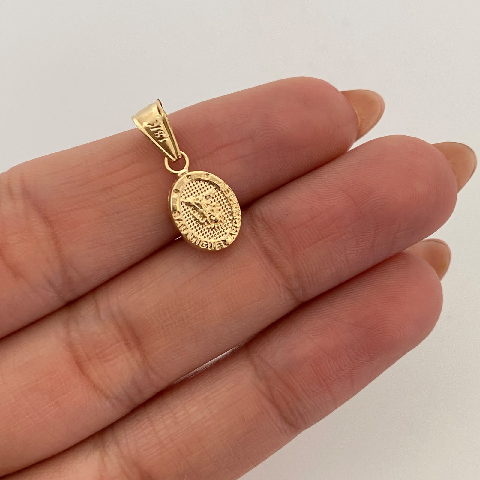 Dije San Miguel Arcangel Oro amarillo 18k 0,55 Gr / 8,4 mm / 1,9 Cm