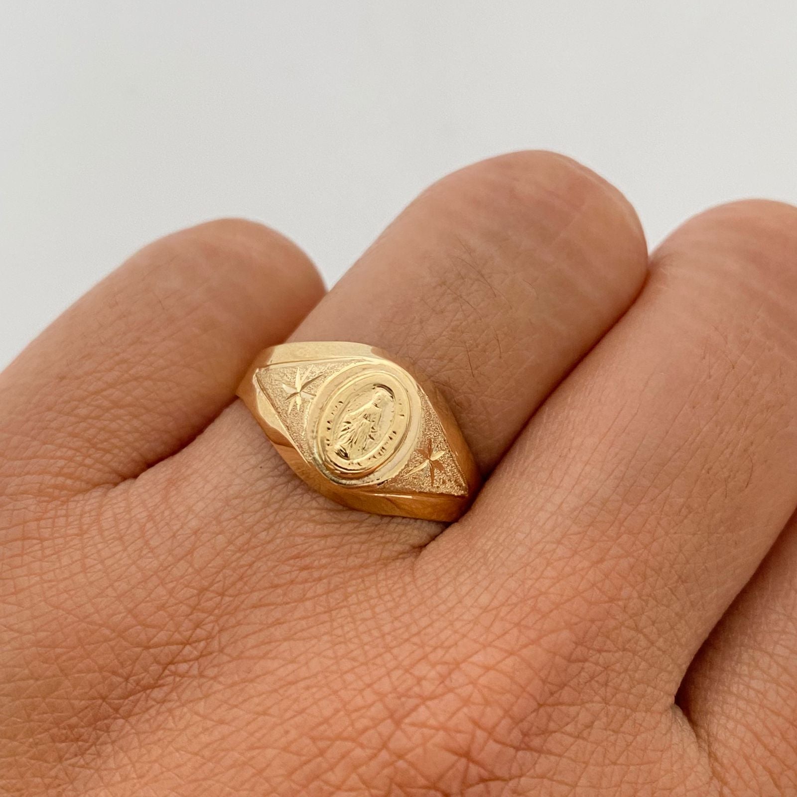 Anillo virgen milagrosa con diamantado  Oro amarillo 18k / Talla 6 3/4 / 1,75 Gr