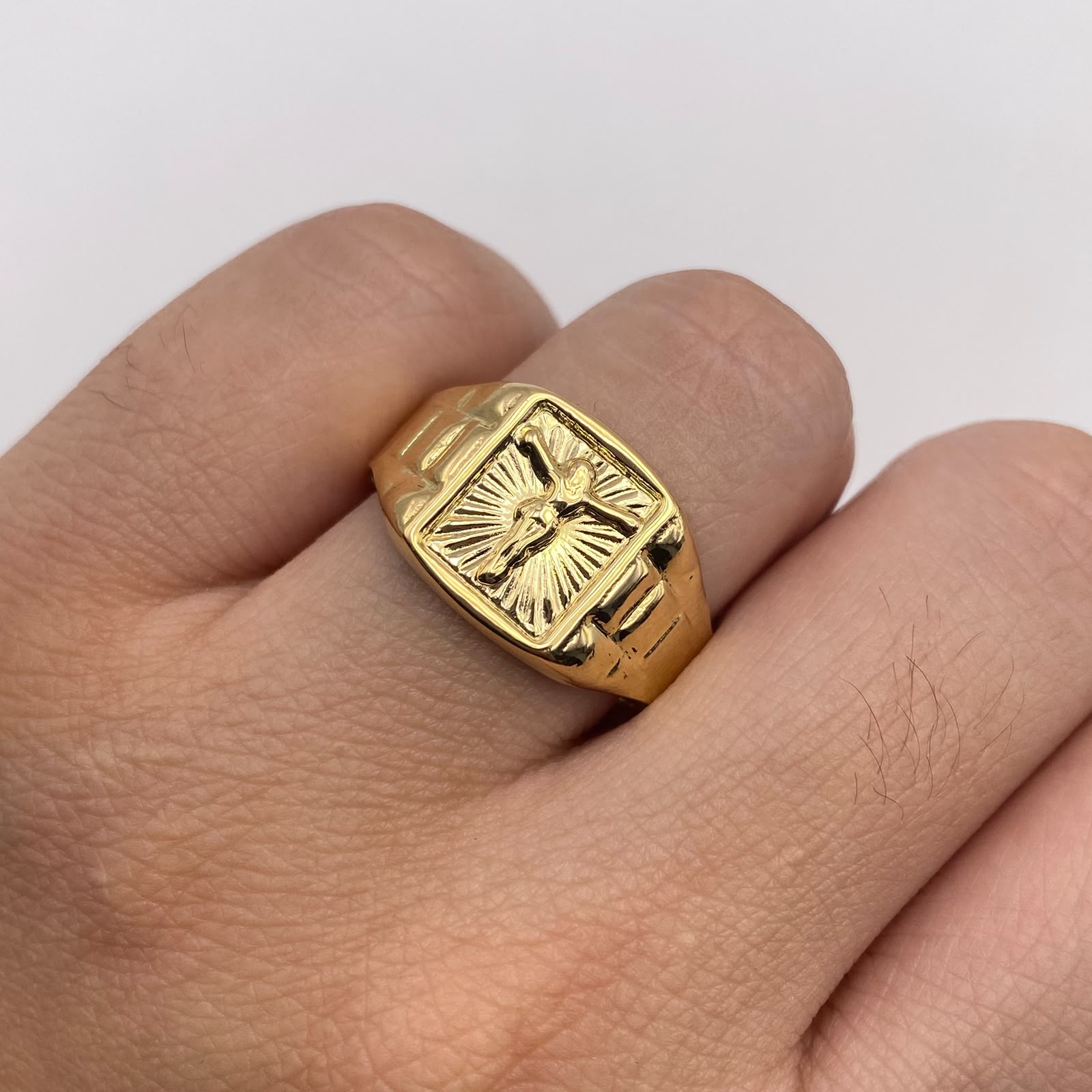 Anillo troquel cristo diamantado Oro amarillo 18k / Talla 11 3/4 / 2,84 Gr / 4,55 mm