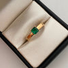 Anillo Solitario Verde Oro amarillo 18k / Talla 8 / 1,55 Gr / 3,2 mm