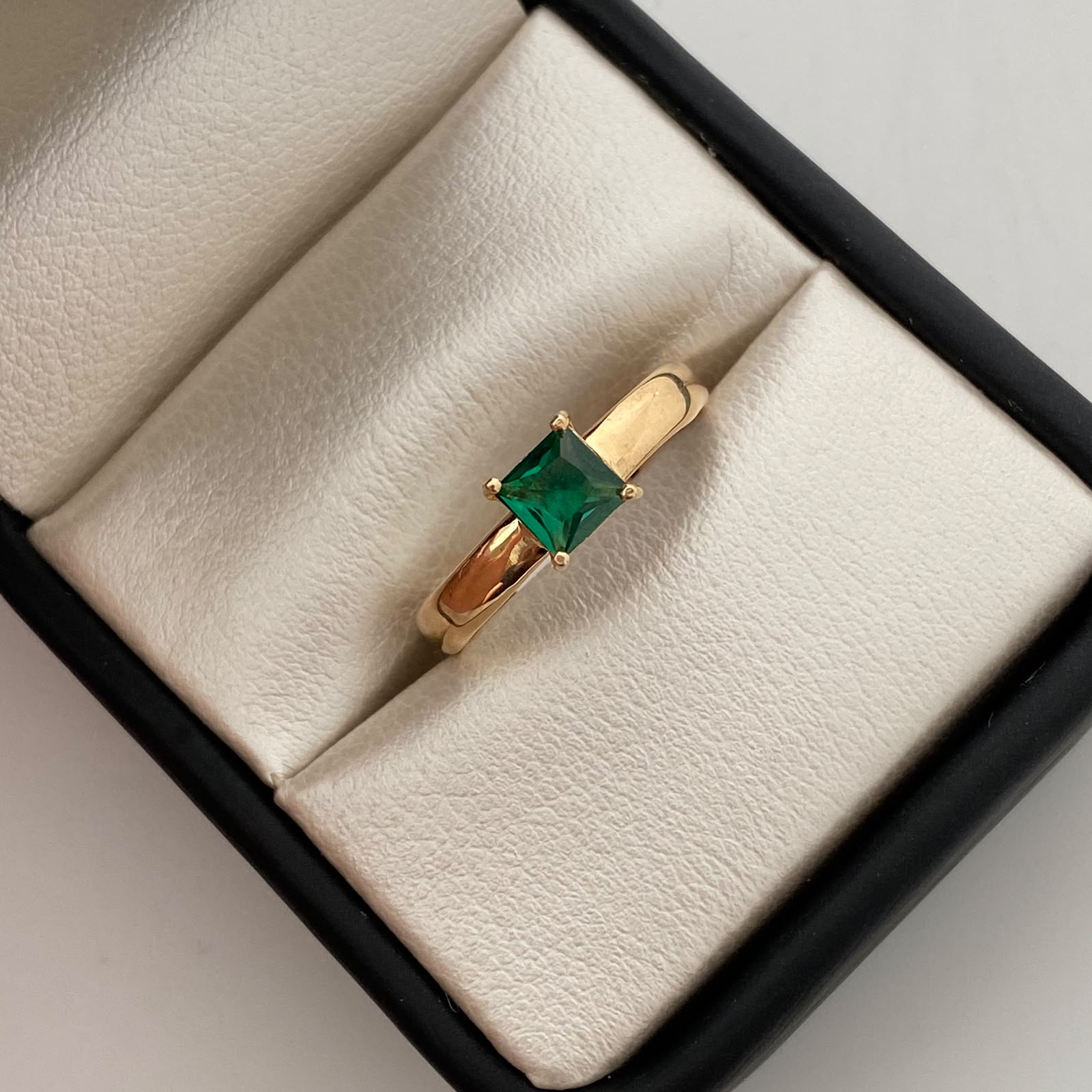 Anillo Solitario Verde Oro amarillo 18k / Talla 8 / 1,55 Gr / 3,2 mm