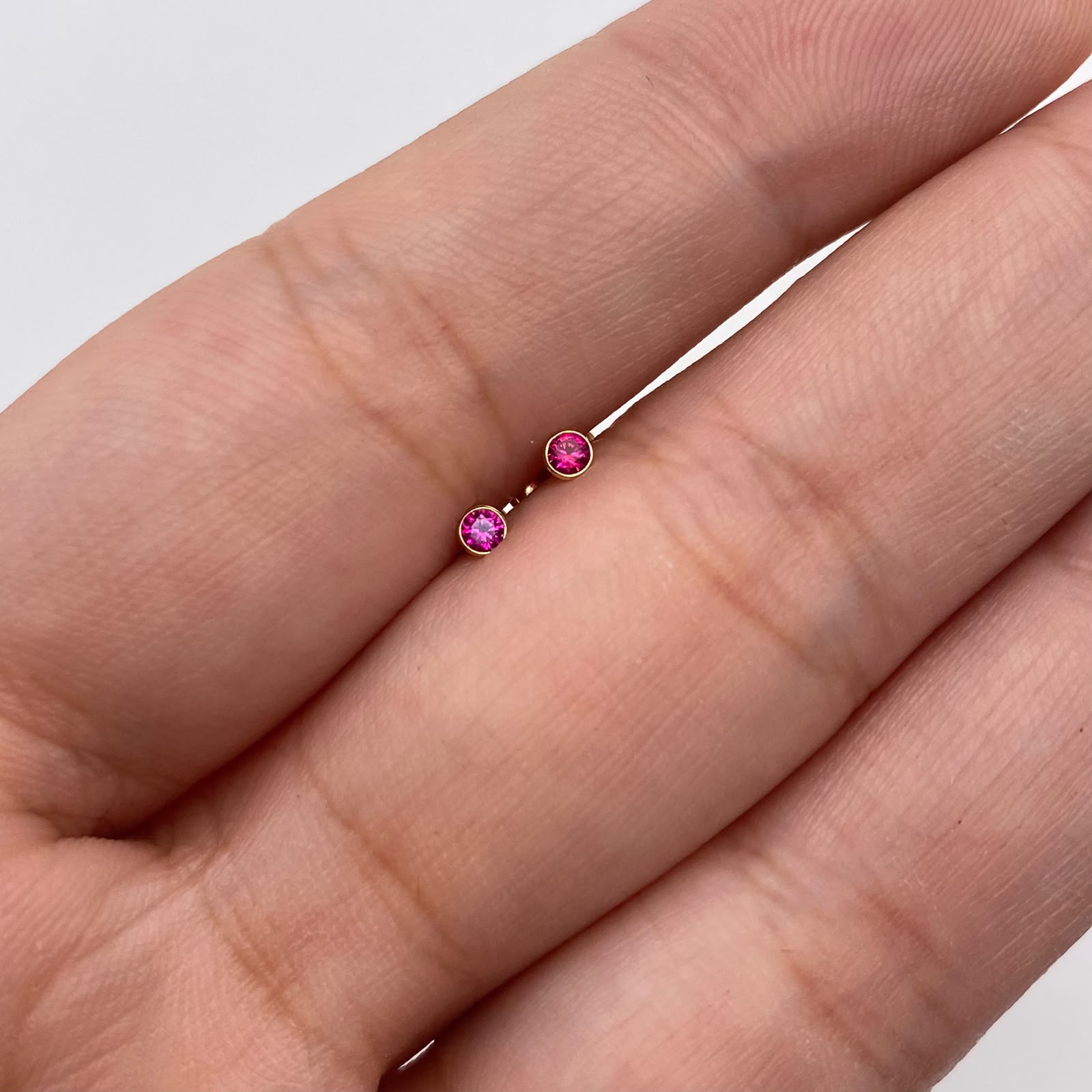 Topos Circones fucsias Oro amarillo 18k 0,35 Gr / 2,5 mm