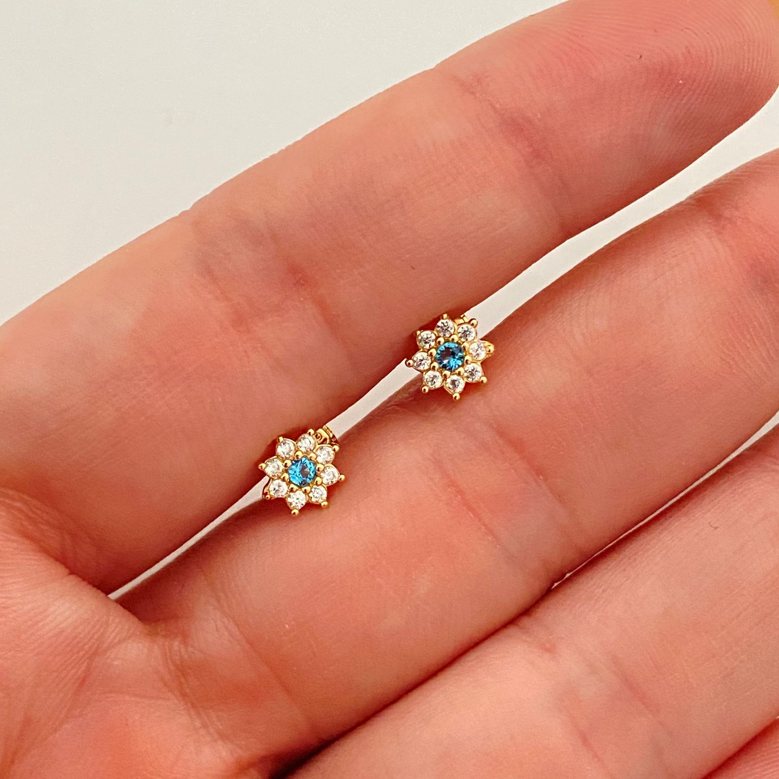 Topos flor con circon azul celeste y blanco  Oro amarillo 18k 0,85 Gr / 5,7 mm