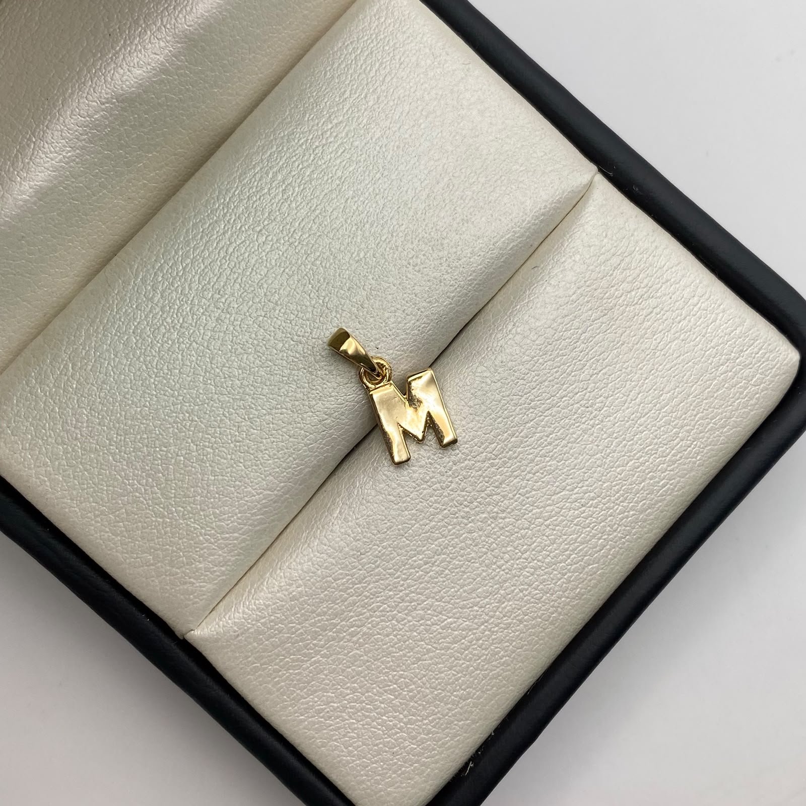 Dije letra M Oro amarillo 18k 0,85 Gr / 7,04 mm / 1,3 Cm