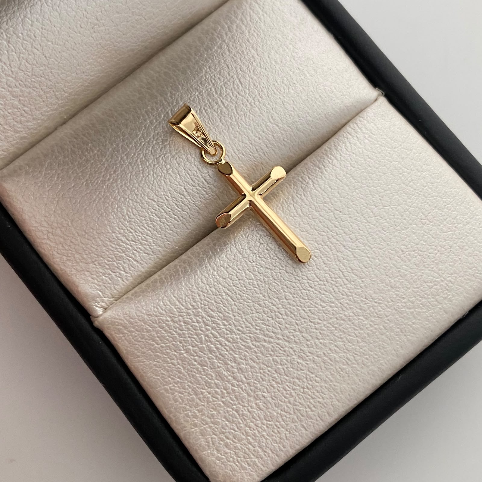 Dije Cruz Tubular Oro amarillo 18k 0,4 Gr / 9,9 mm / 2,1 Cm