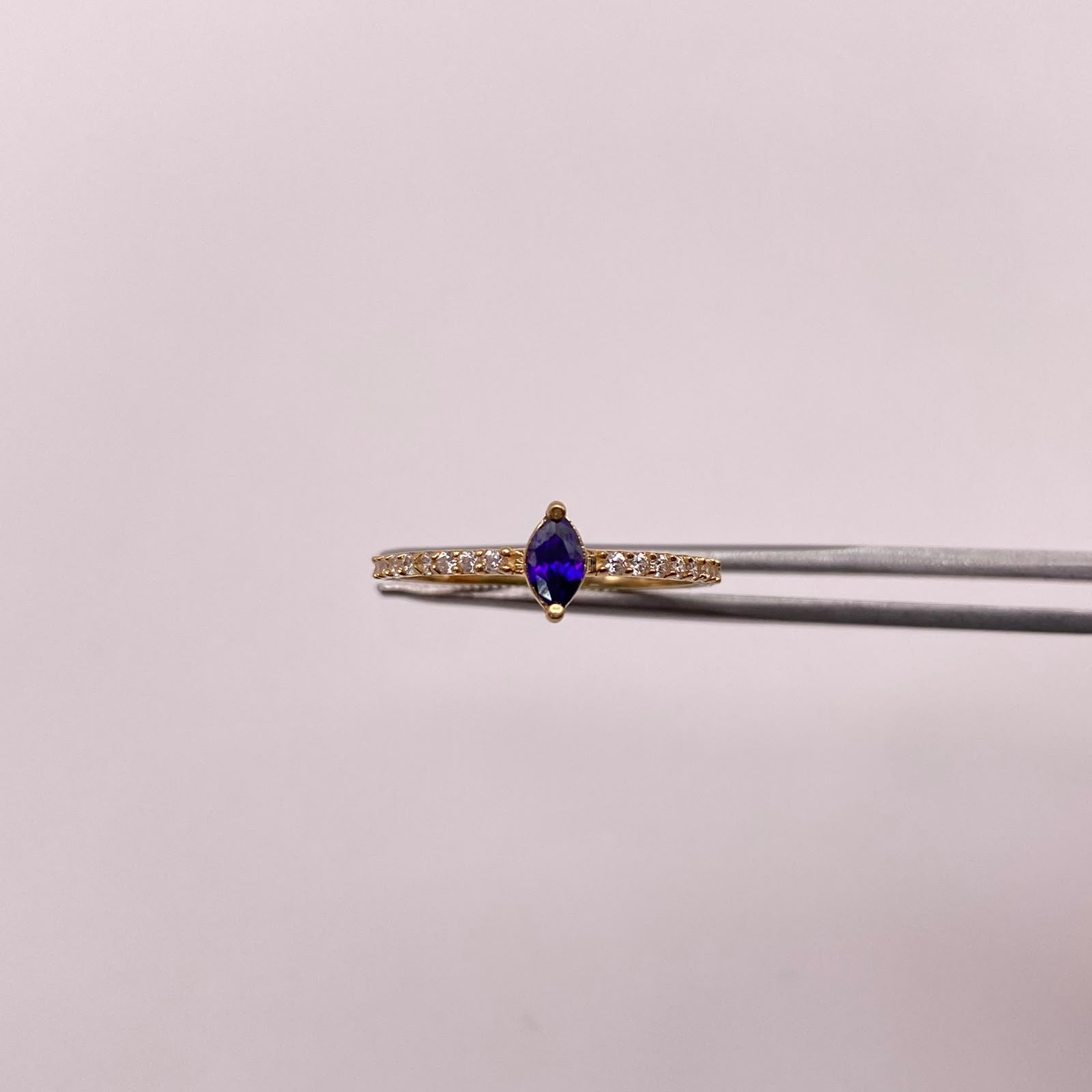 Anillo circones blancos y azul rey Oro amarillo 18k / Talla 7 / 1,65 Gr / 1,4 mm