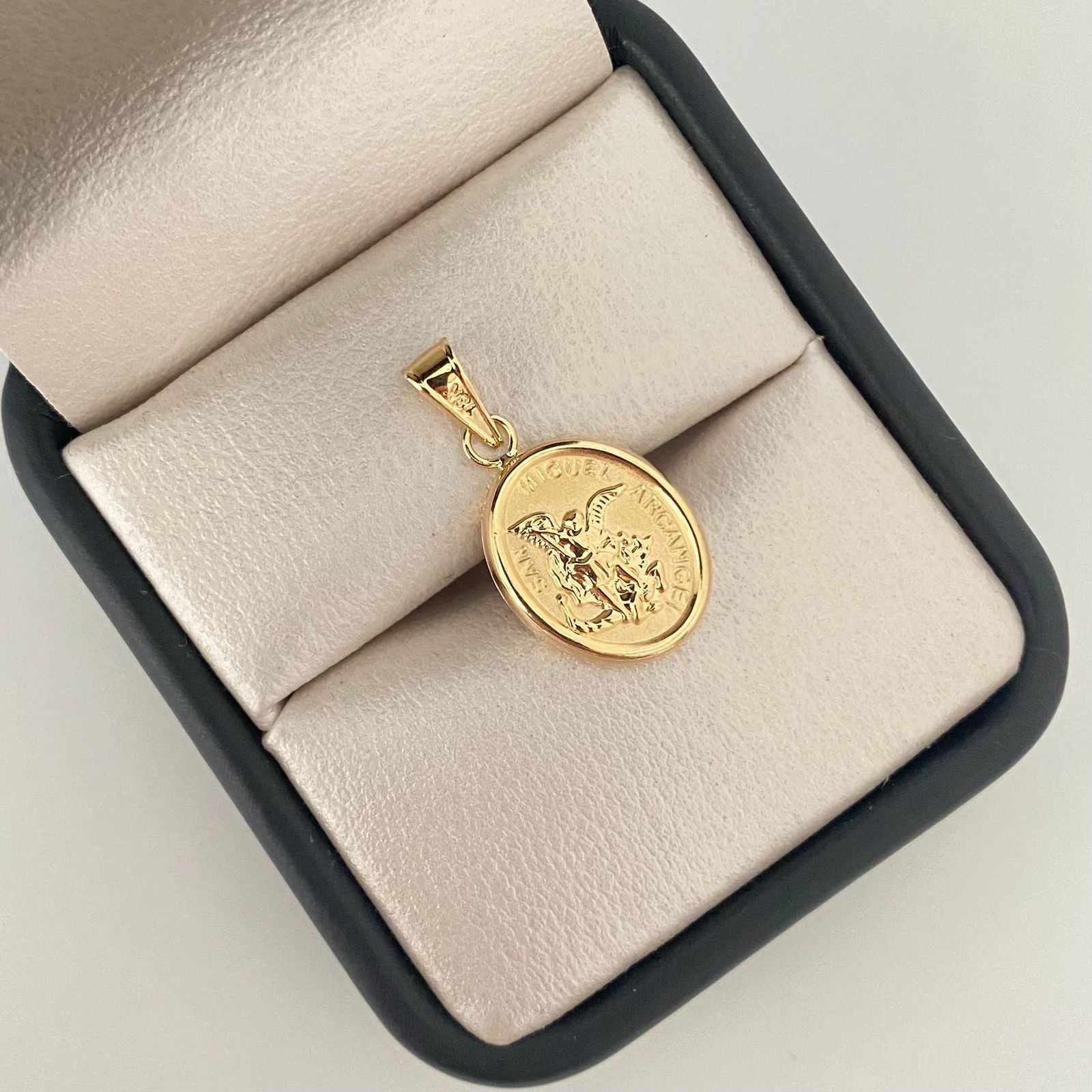 Dije arcangel san miguel en mate  Oro amarillo 18k 1,85 Gr / 3 Cm