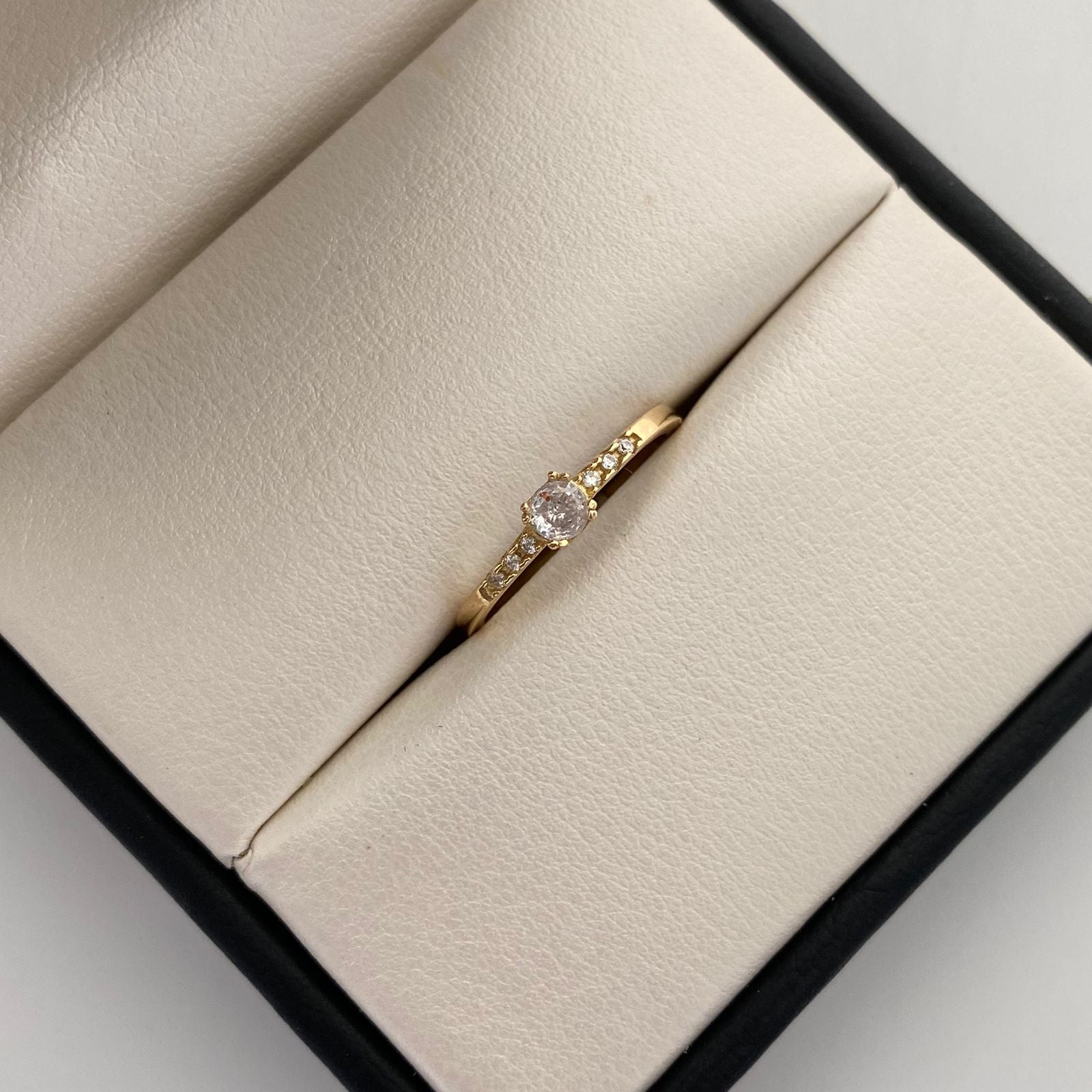 Anillo Solitario Oro amarillo 18k / Talla 6 1/2 / 2,15 Gr / 2,1 mm