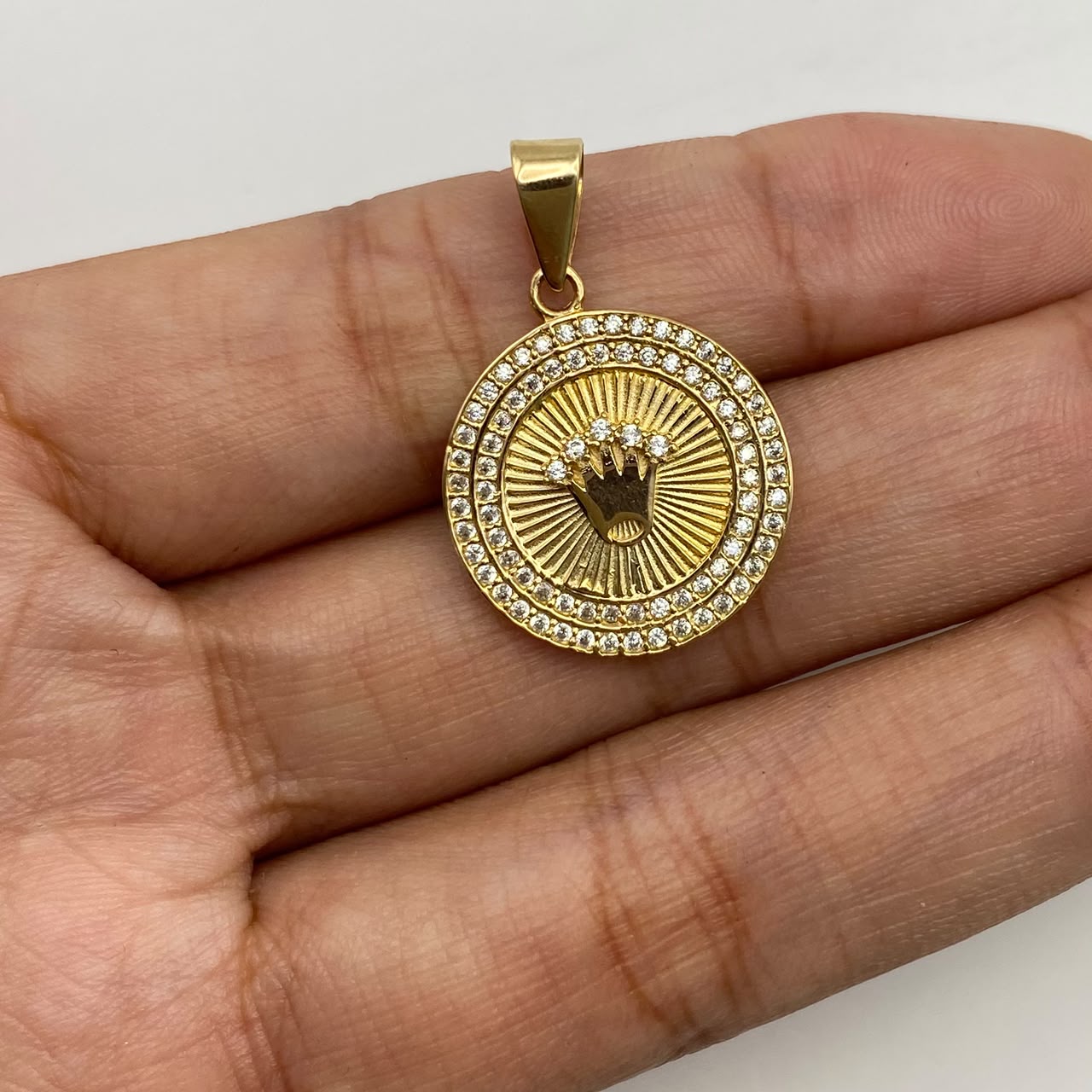 Dije Corona rx circones blancos Oro amarillo 18k 3,3 Gr / 18,4 mm / 2,5 Cm