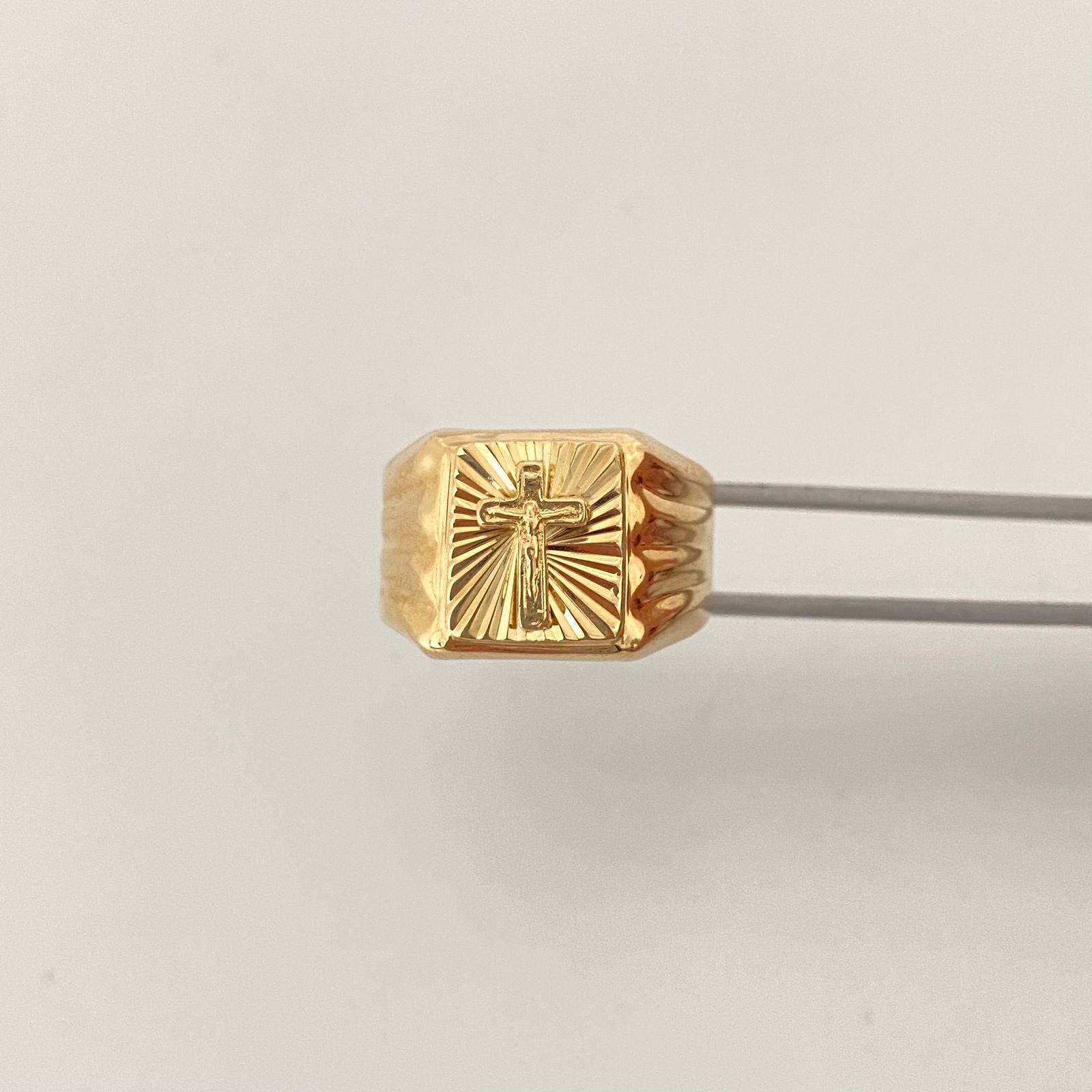 Anillo cruz cristo fondo diamantado cuadrado Oro amarillo 18k / Talla 10 1/4 / 3,90 Gr