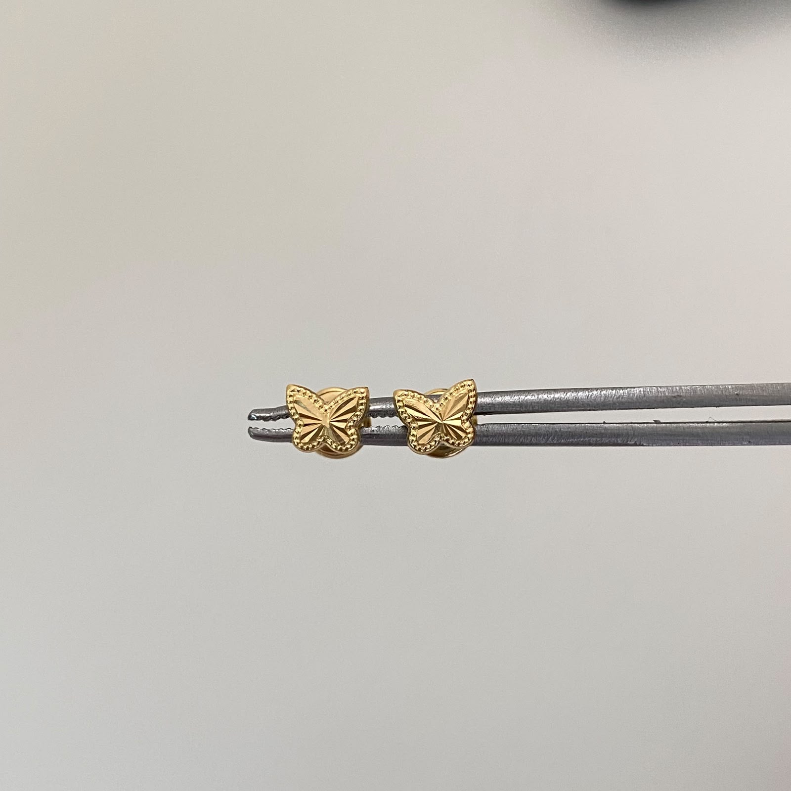 Topos mariposa diamantada pequeña  Oro amarillo 18k 0,4 Gr / 5 mm