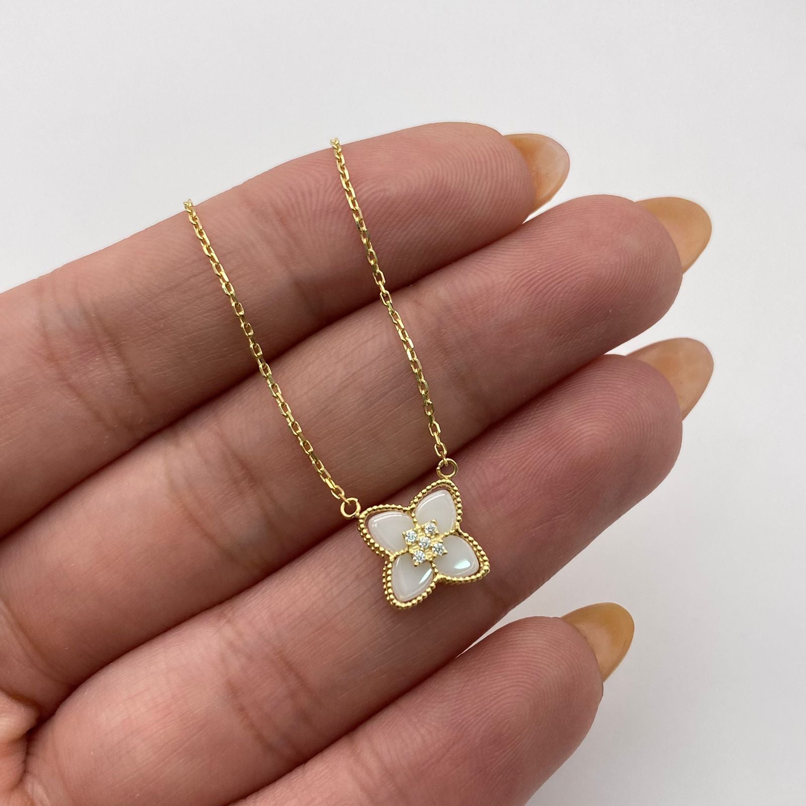 Cadena It Aro seguido Especial Flor Blanca Oro amarillo 18k 2,7 Gr / 0,6 mm / 45 Cm