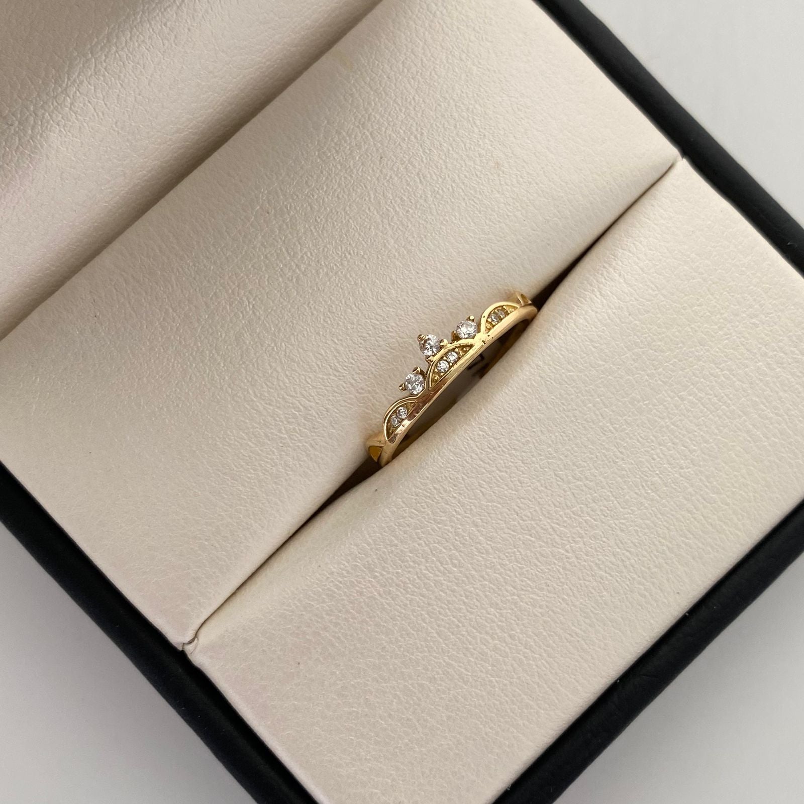 Anillo 15 Tiara Circones Blancos Oro amarillo 18k / Talla 7 / 1,75 Gr