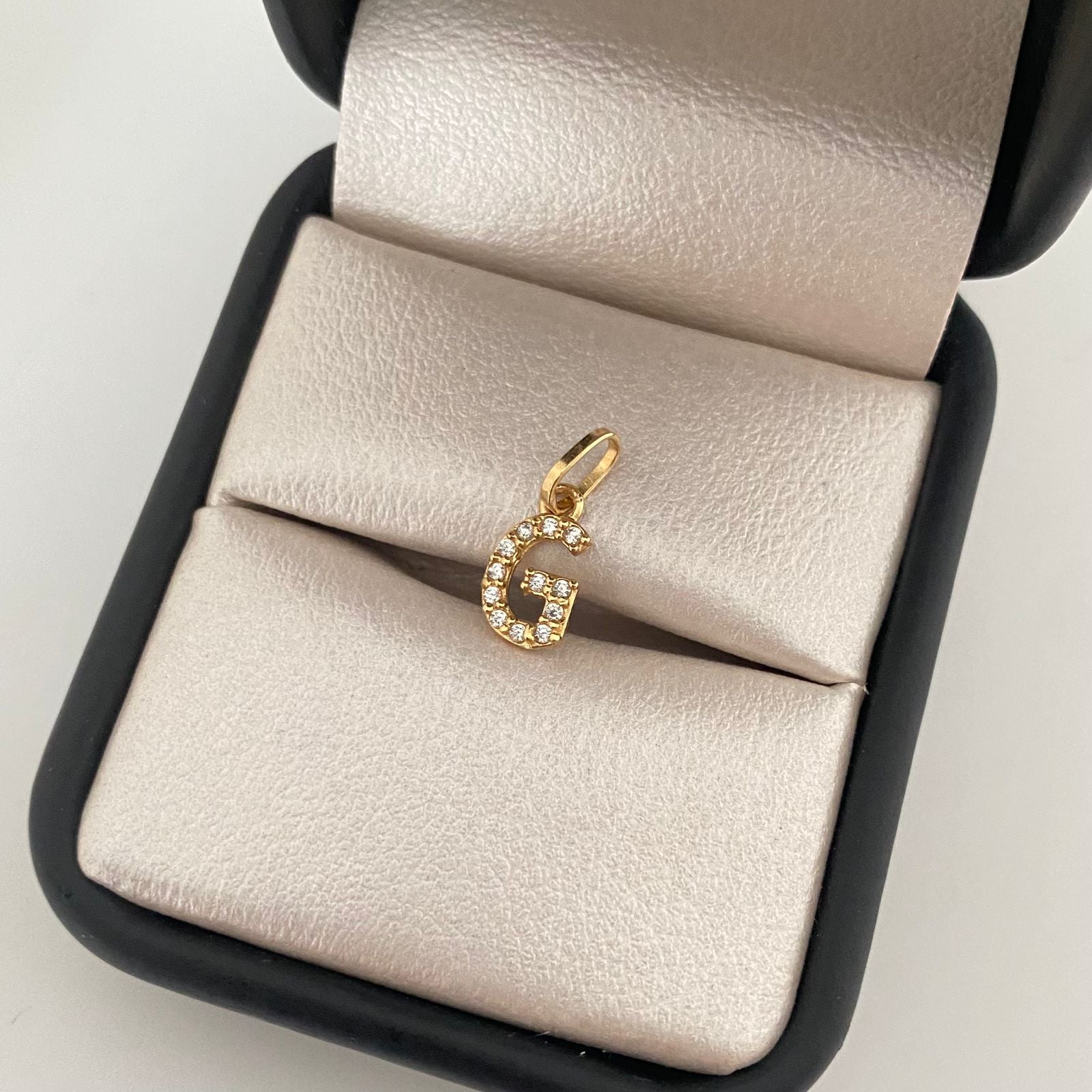 Dije letra G casting Oro amarillo 18k 0,5 Gr / 1,5 Cm