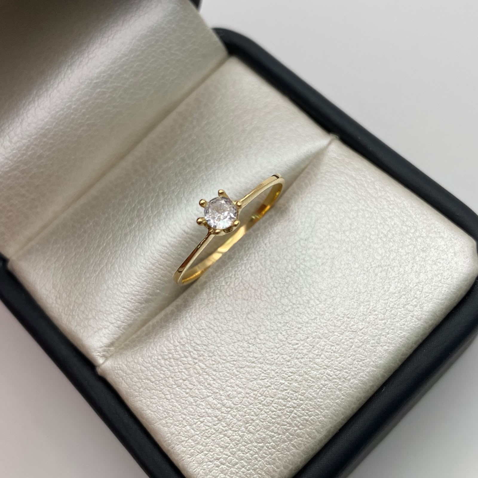 Anillo Solitario Oro amarillo 18k / Talla 6 1/2 / 1 Gr / 1,4 mm