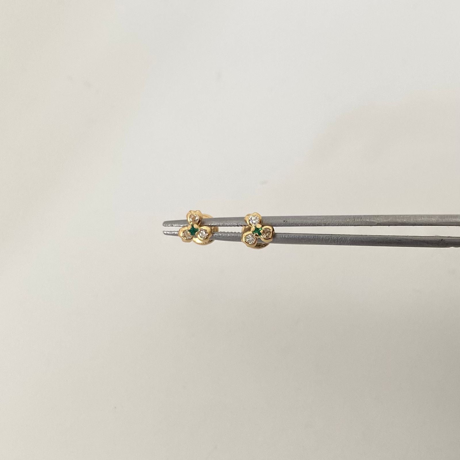 Topos flor triple circon casting blanco y verde Oro amarillo 18k 0,65 Gr / 5,6 mm