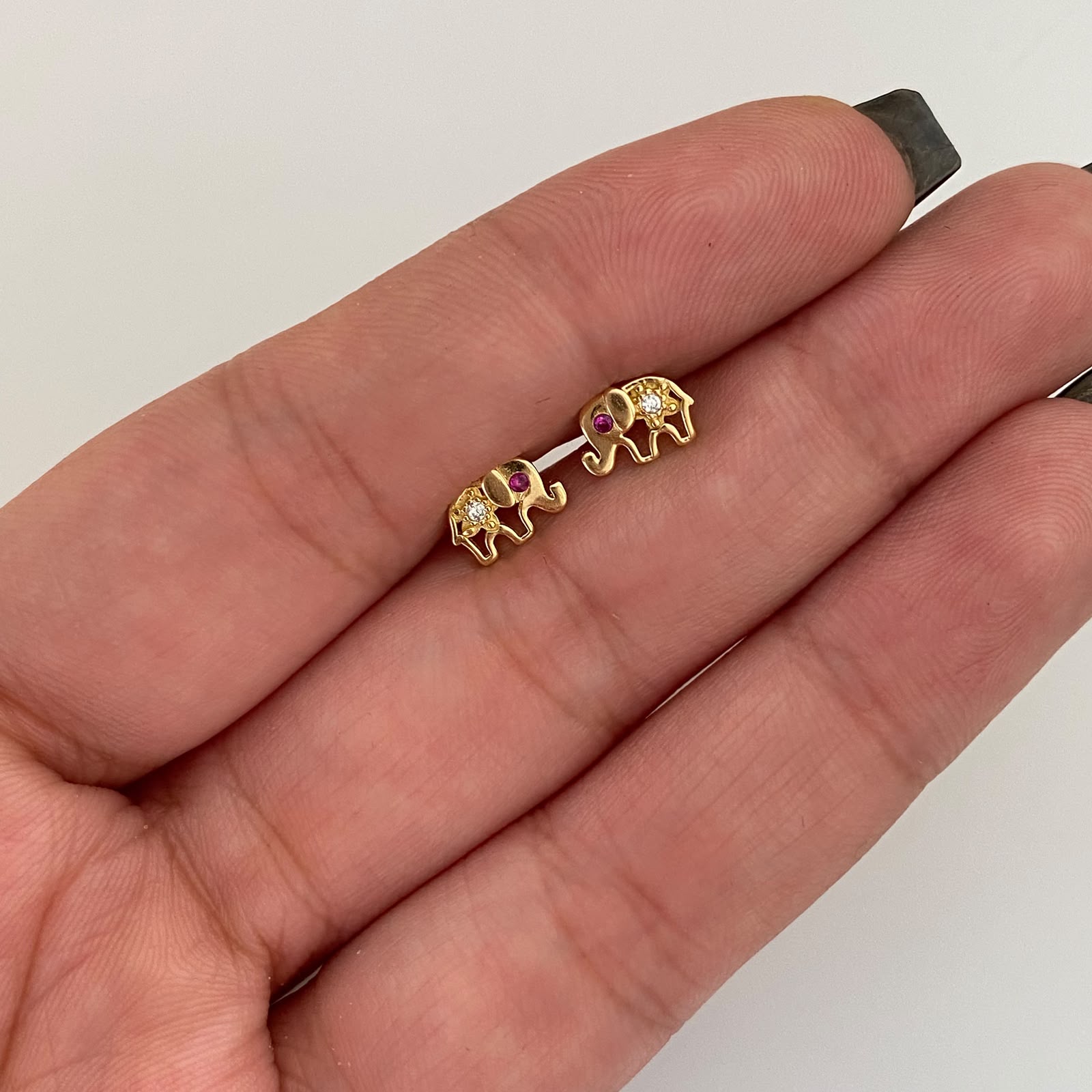 Topos Elefante Circon Fucsia Oro amarillo 18k 1,1 Gr / 8,1 mm