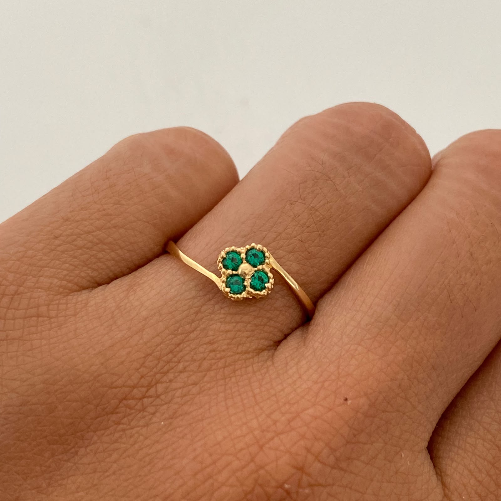 Anillo Trebol verde Oro amarillo 18k / Talla 6 / 1 Gr / 1,3 mm