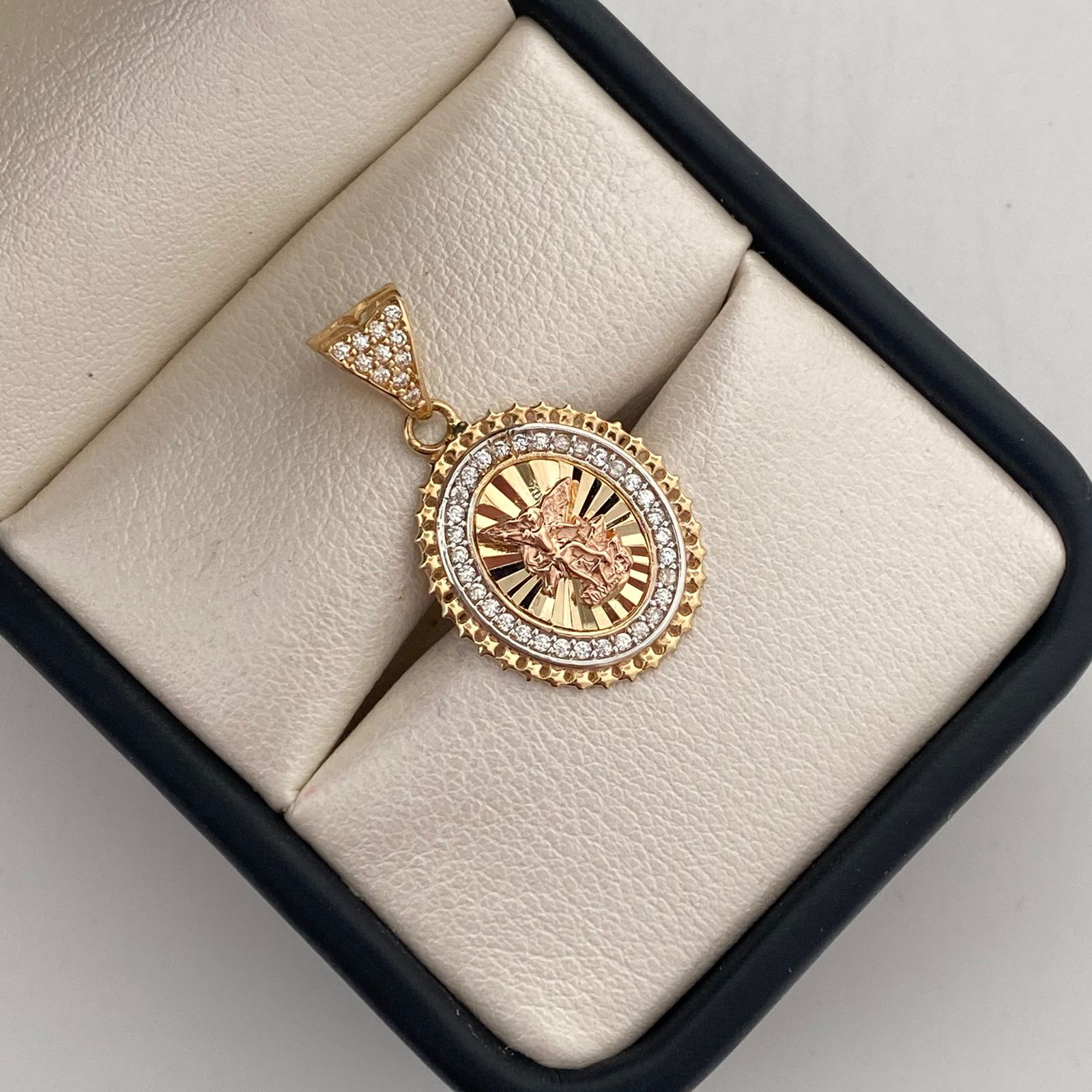 Dije arcangel san miguel con diamantado y circones blancos  Oro amarillo y oro rosa  18k 3,05 Gr / 15,46 mm / 2,5 Cm
