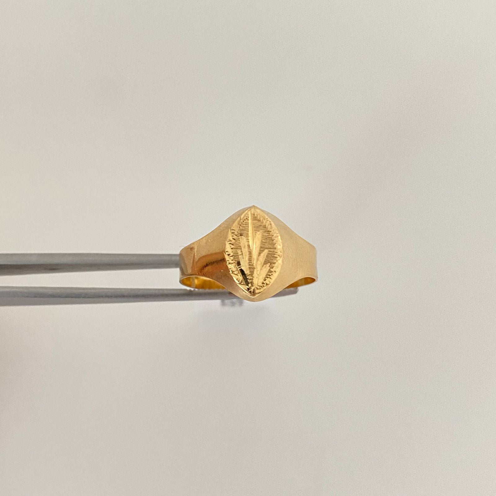 Anillo troquel diamantado hojas Oro amarillo 18k / Talla 7 / 1,6 Gr