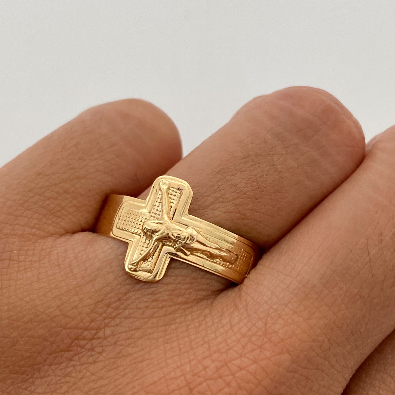 Anillo Troquel Cruz Cristo Oro amarillo 18k / Talla 12 1/2 / 2,45 Gr / 5,6 mm
