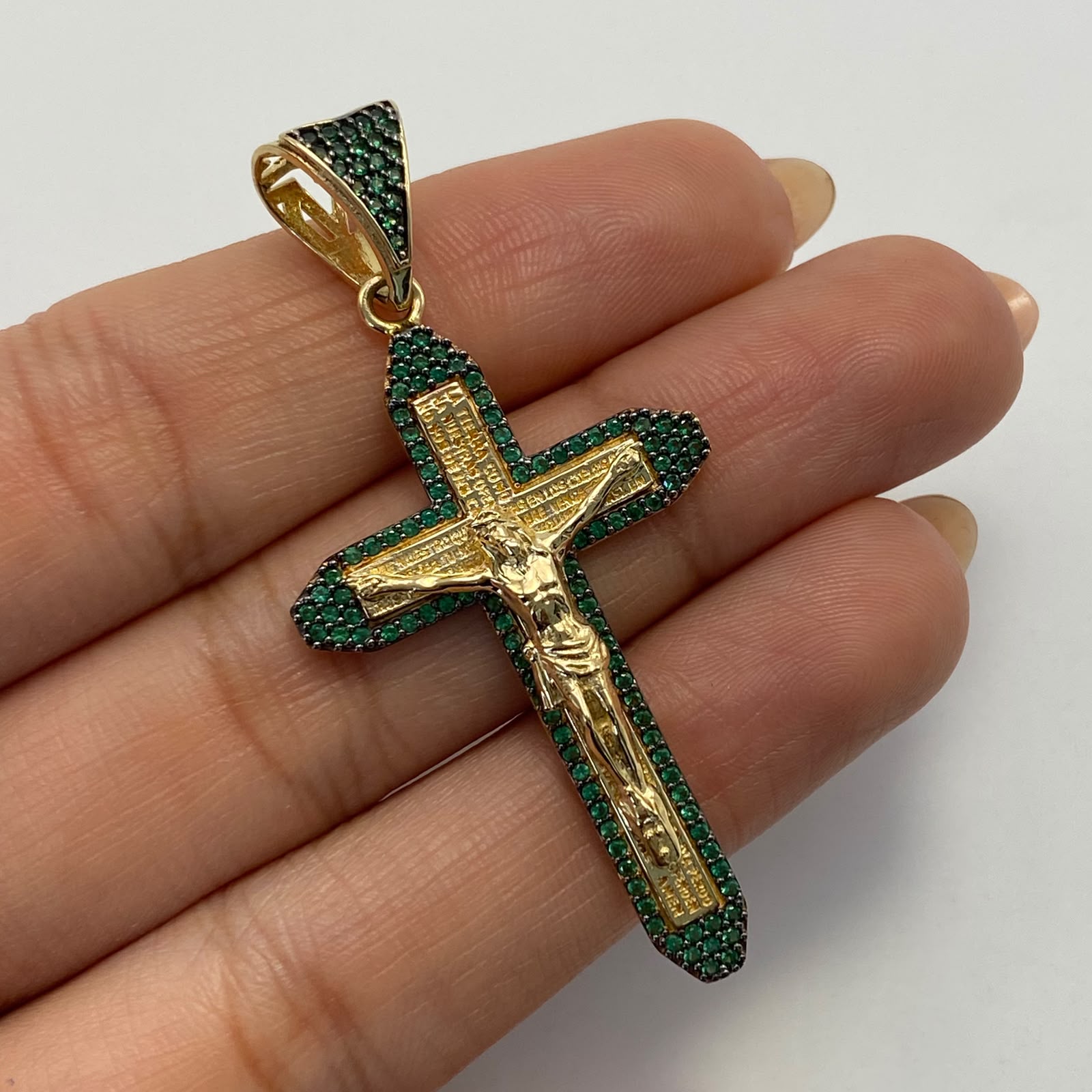 Dije Cruz circones verdes Oro amarillo 18k 7 Gr / 25,4 mm / 5,3 Cm