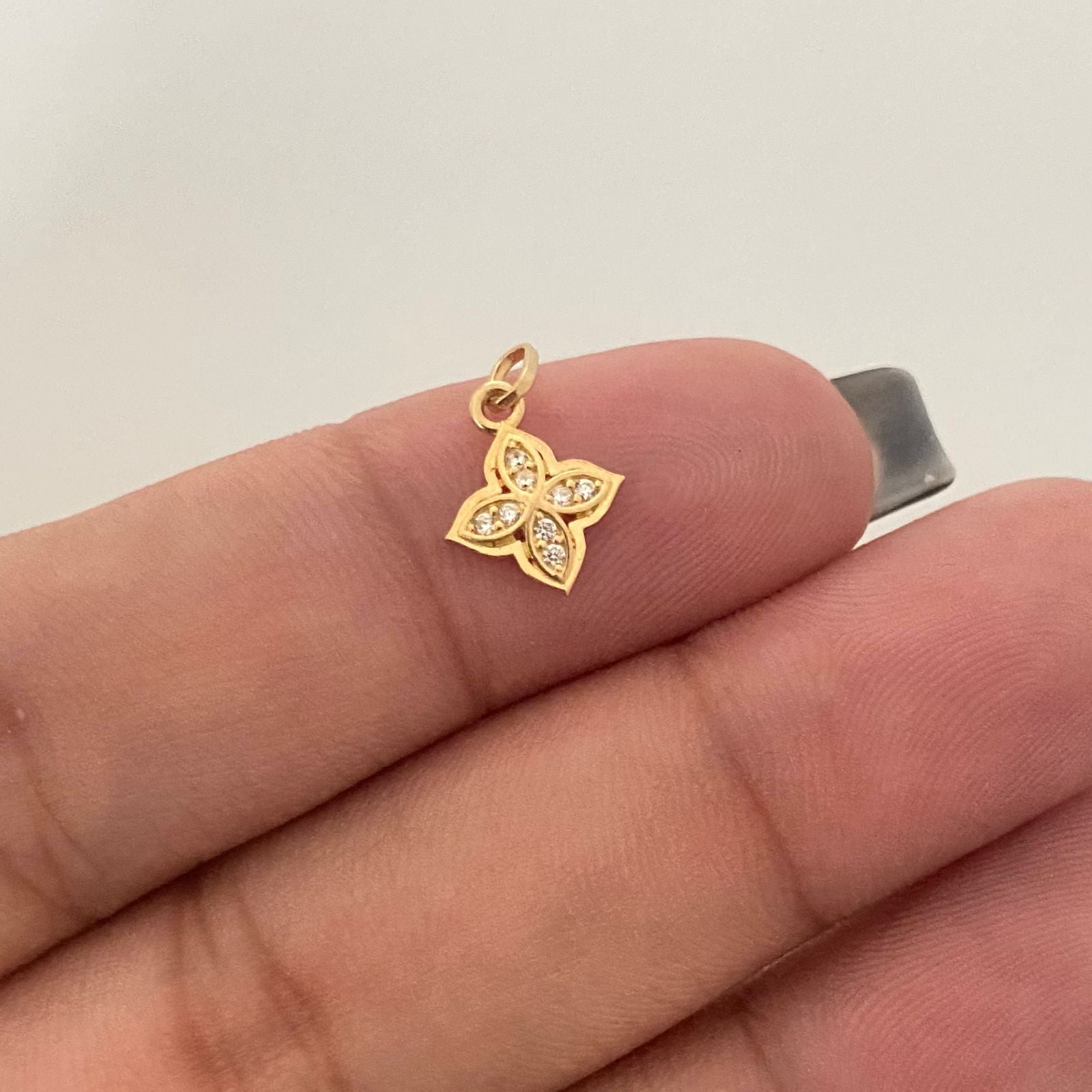 Dije flor casting Oro amarillo 18k 0,50 Gr / 1,2 Cm