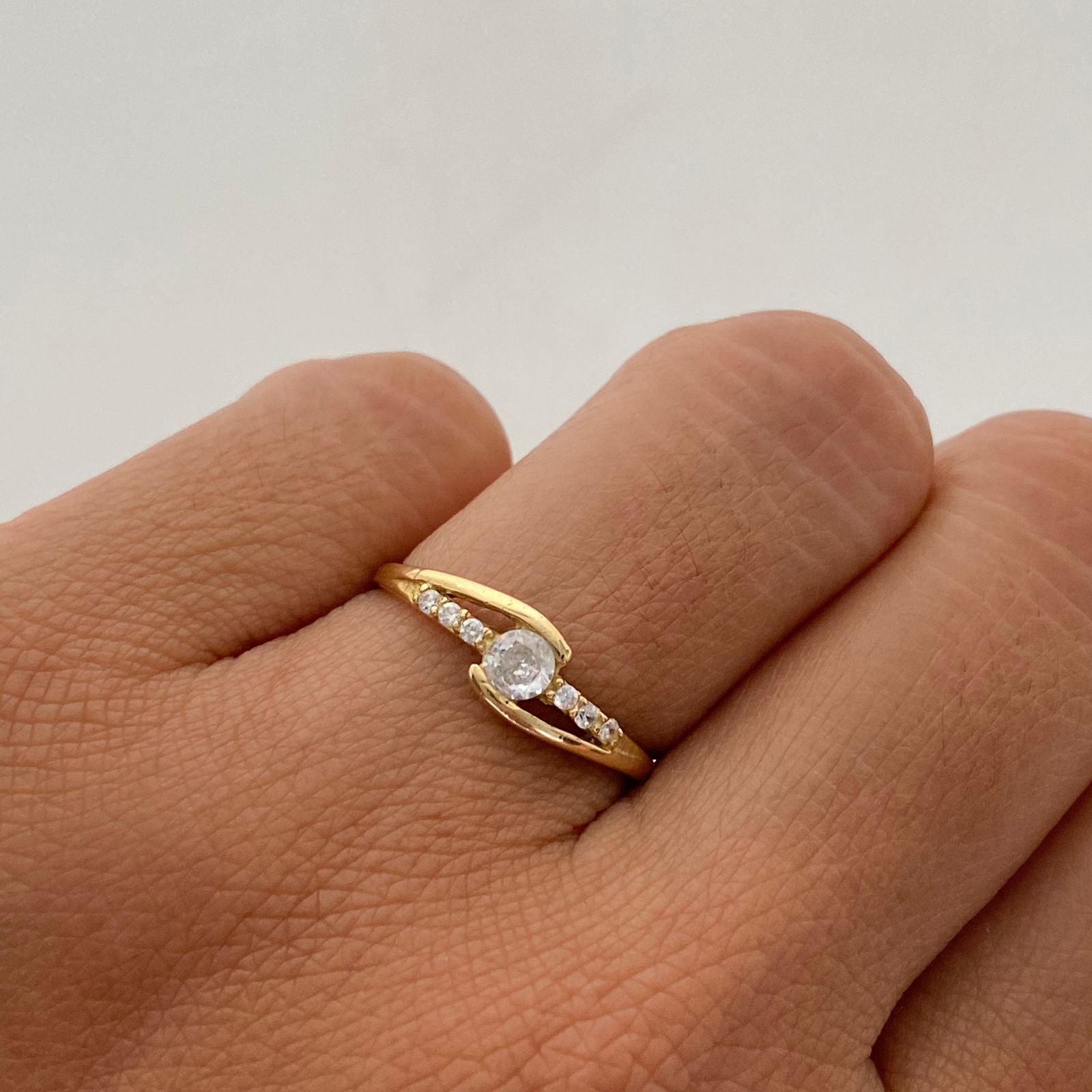 Anillo Solitario Oro amarillo 18k / Talla 6 / 1,75 Gr / 1,6 mm