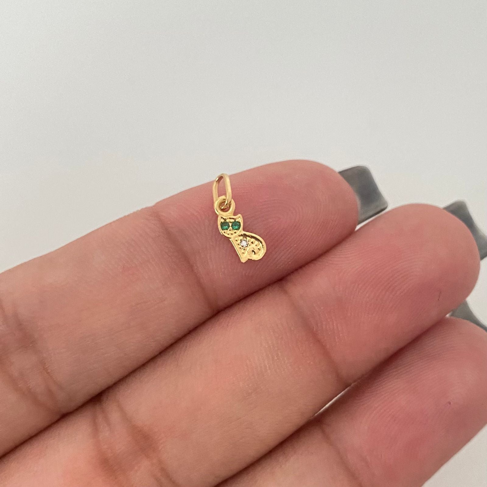 Dije gato casting ojos verdes Oro amarillo 18k 0,35 Gr / 1,0 Cm