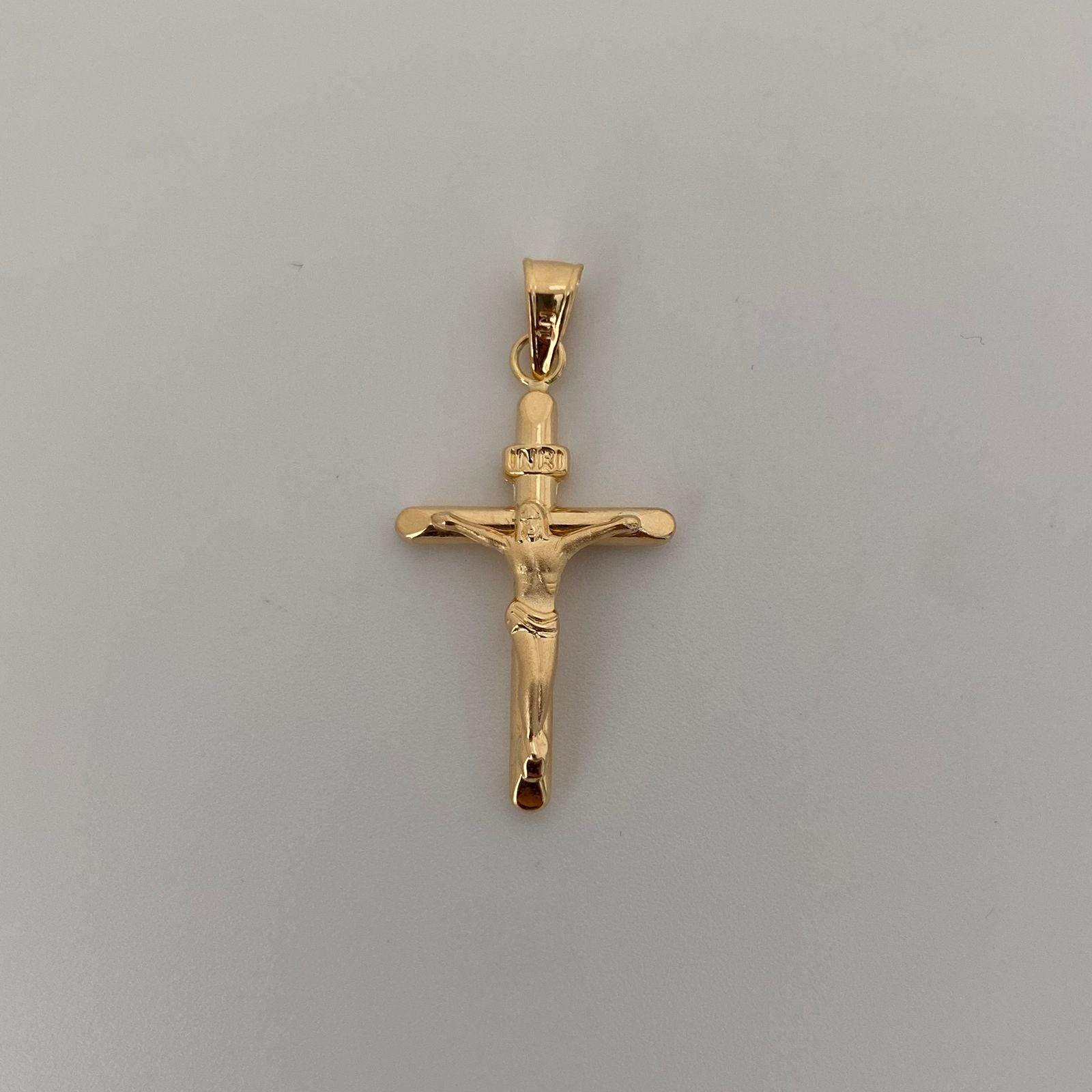 Dije cruz con cristo mate  Oro amarillo 18k 1,05 Gr / 3,3 Cm