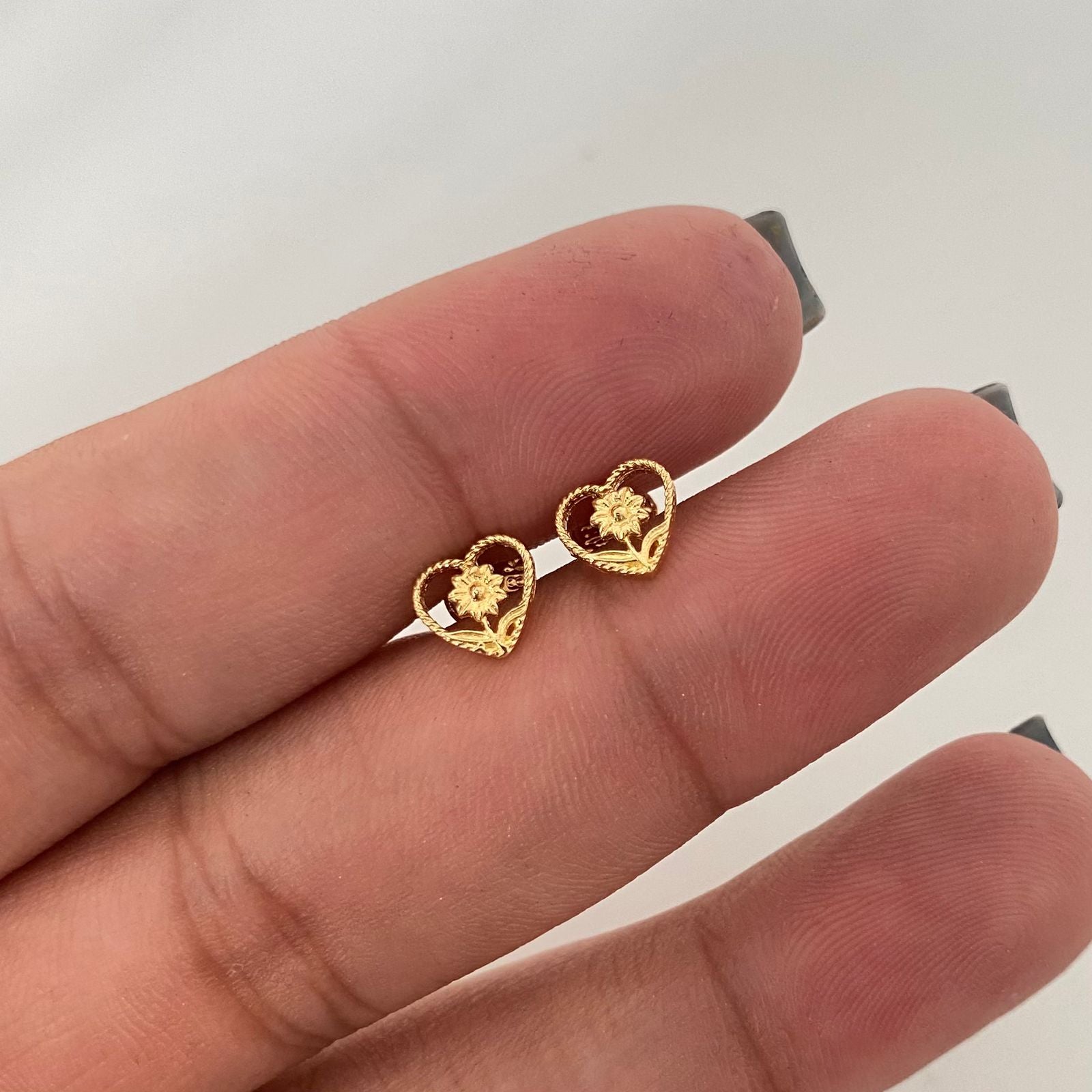 Topos silueta corazon centro girasol Oro amarillo 18k 0,90 Gr / 6,7 mm