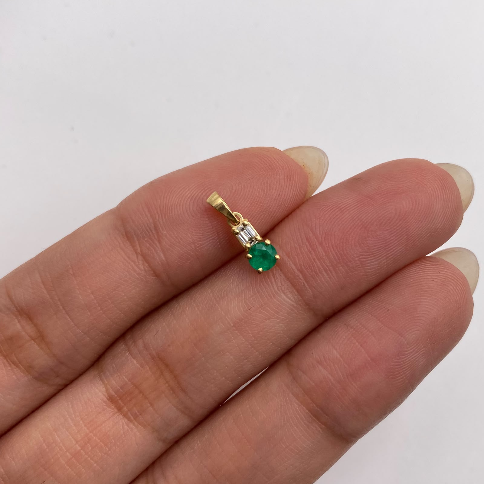 Dije Esmeralda y circon Oro amarillo 18k 0,45 Gr / 4,1 mm / 1,2 Cm