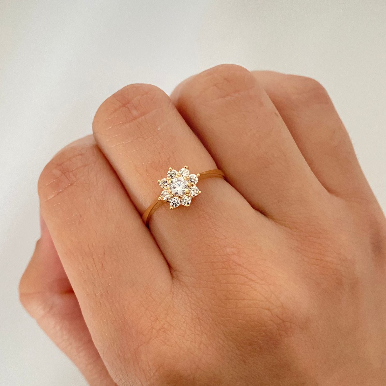 Anillo flor casting blanco Oro amarillo 18k / Talla 7 1/2 / 2,35 Gr
