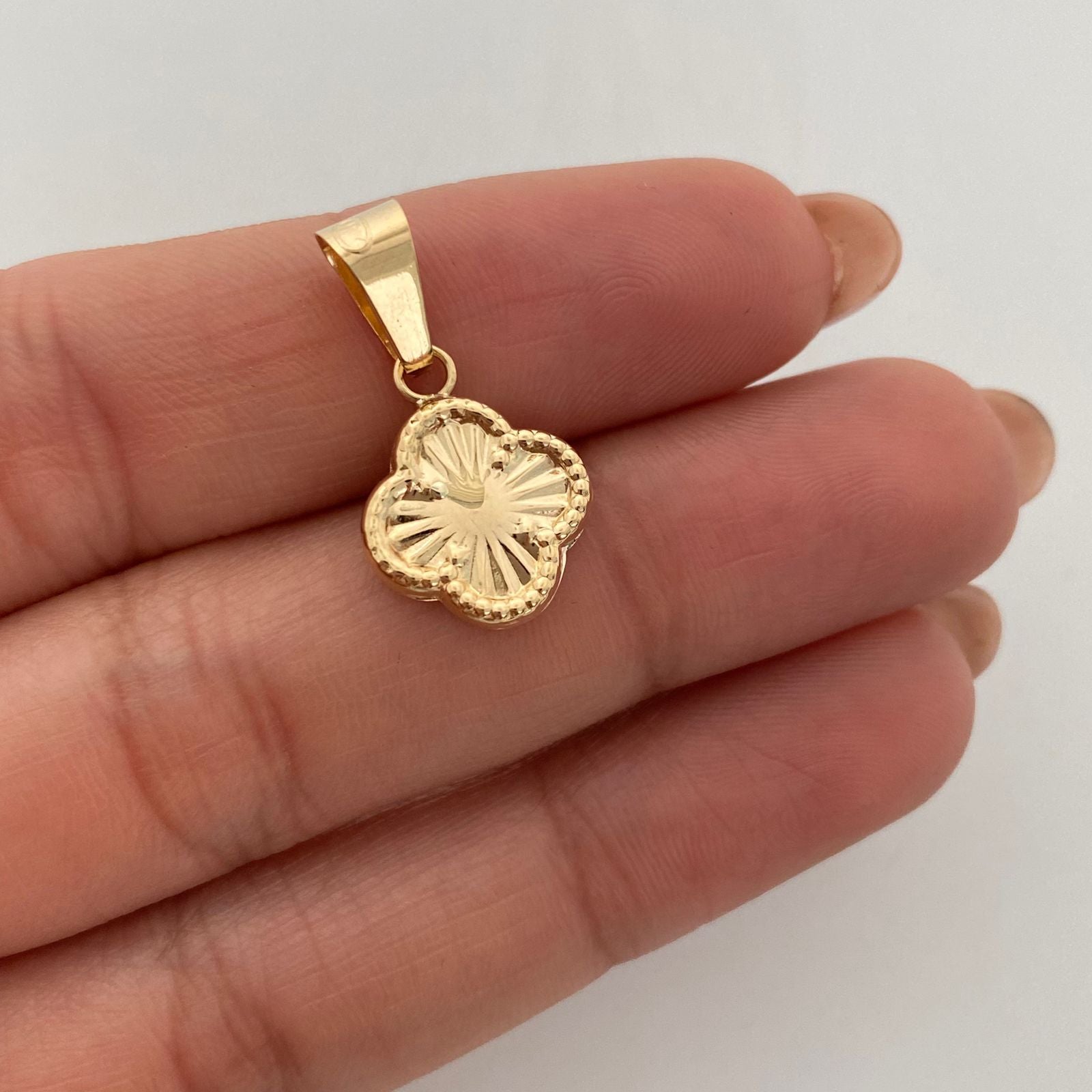 Dije trebol diamantado  Oro amarillo 18k 0,9 Gr / 12,3 mm / 2,3 Cm