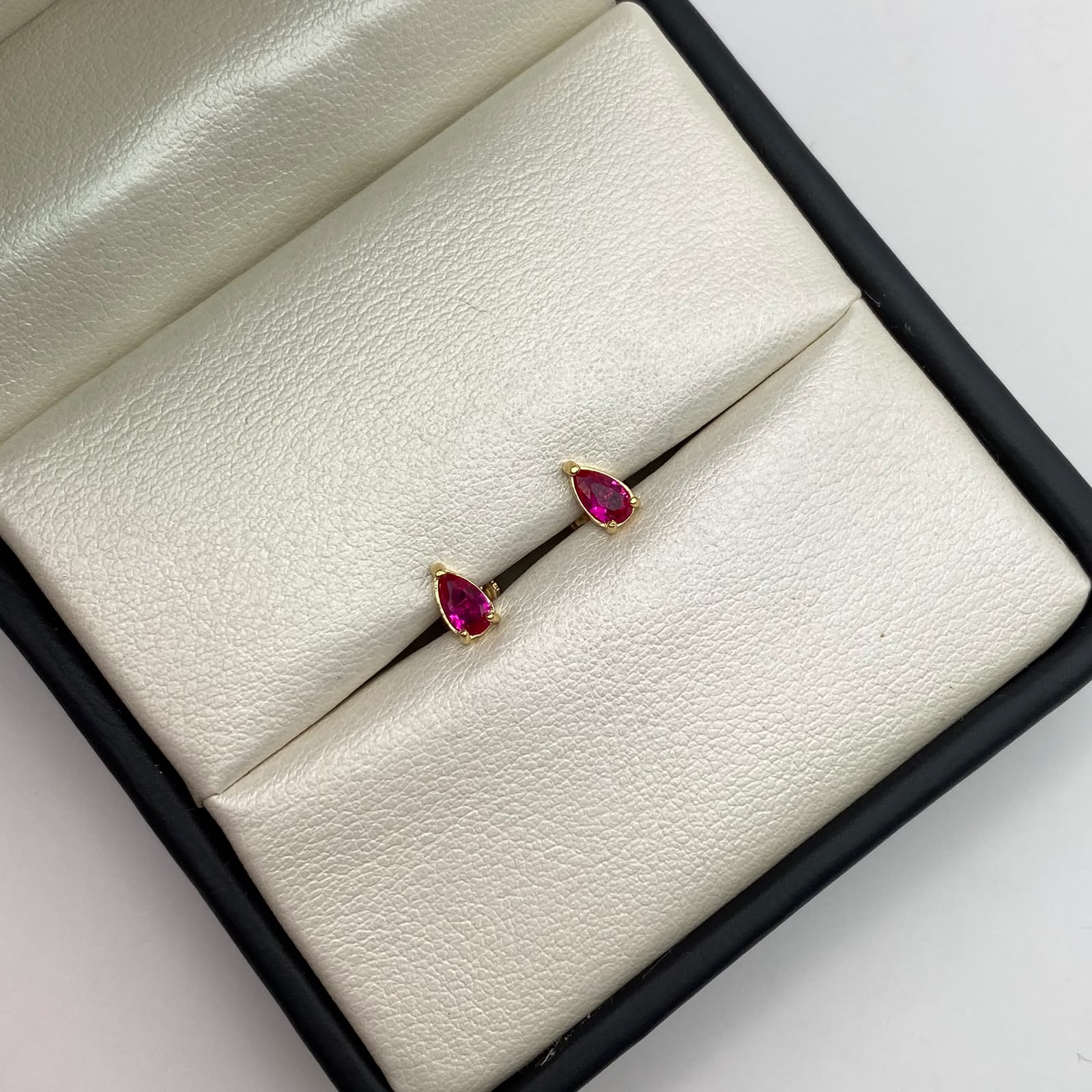 Topos gota circón fucsia Oro amarillo 18k 0,7 Gr / 3,4 mm