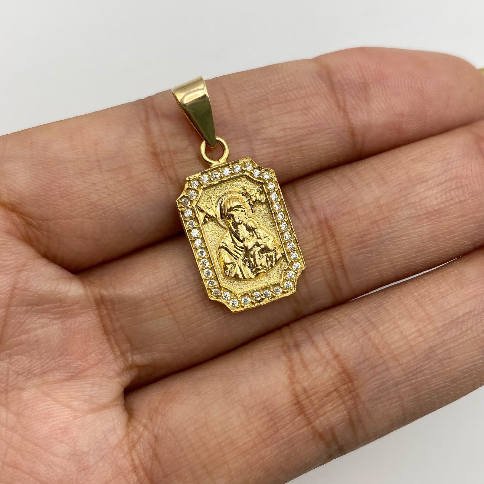 Dije Virgen del carmen placa circones blancos Oro amarillo 18k 2,45 Gr / 12,4 mm / 2,6 Cm
