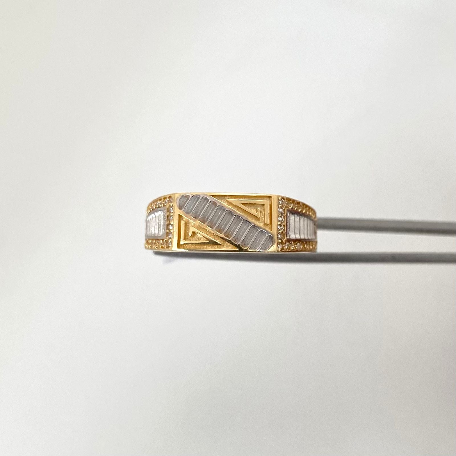 Anillo centro y laterales tallado Oro amarillo y Oro blanco 18k / Talla 10 1/2 / 4,45 Gr