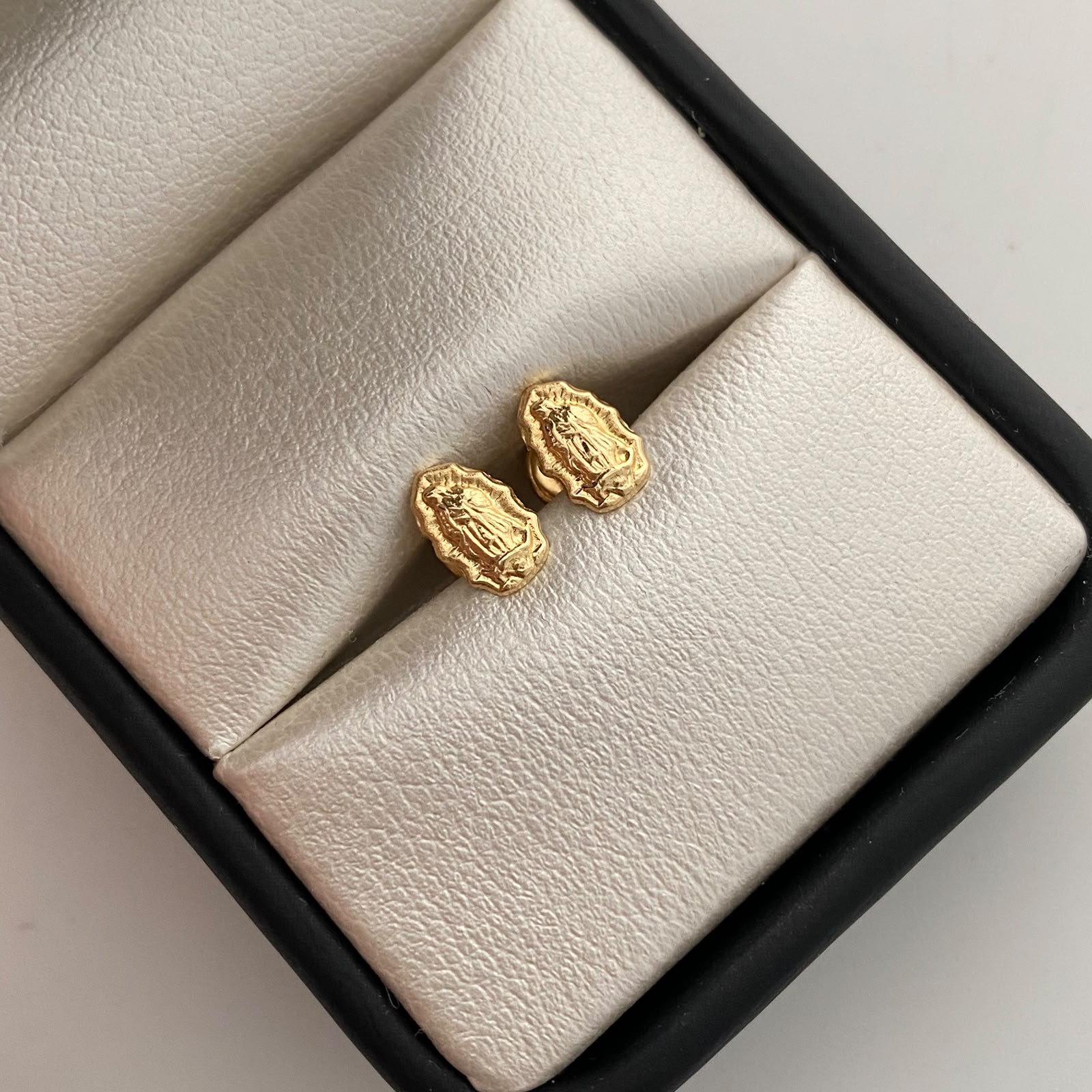 Topos Virgen Guadalupe Silueta Oro amarillo 18k 0,6 Gr / 5,4 mm