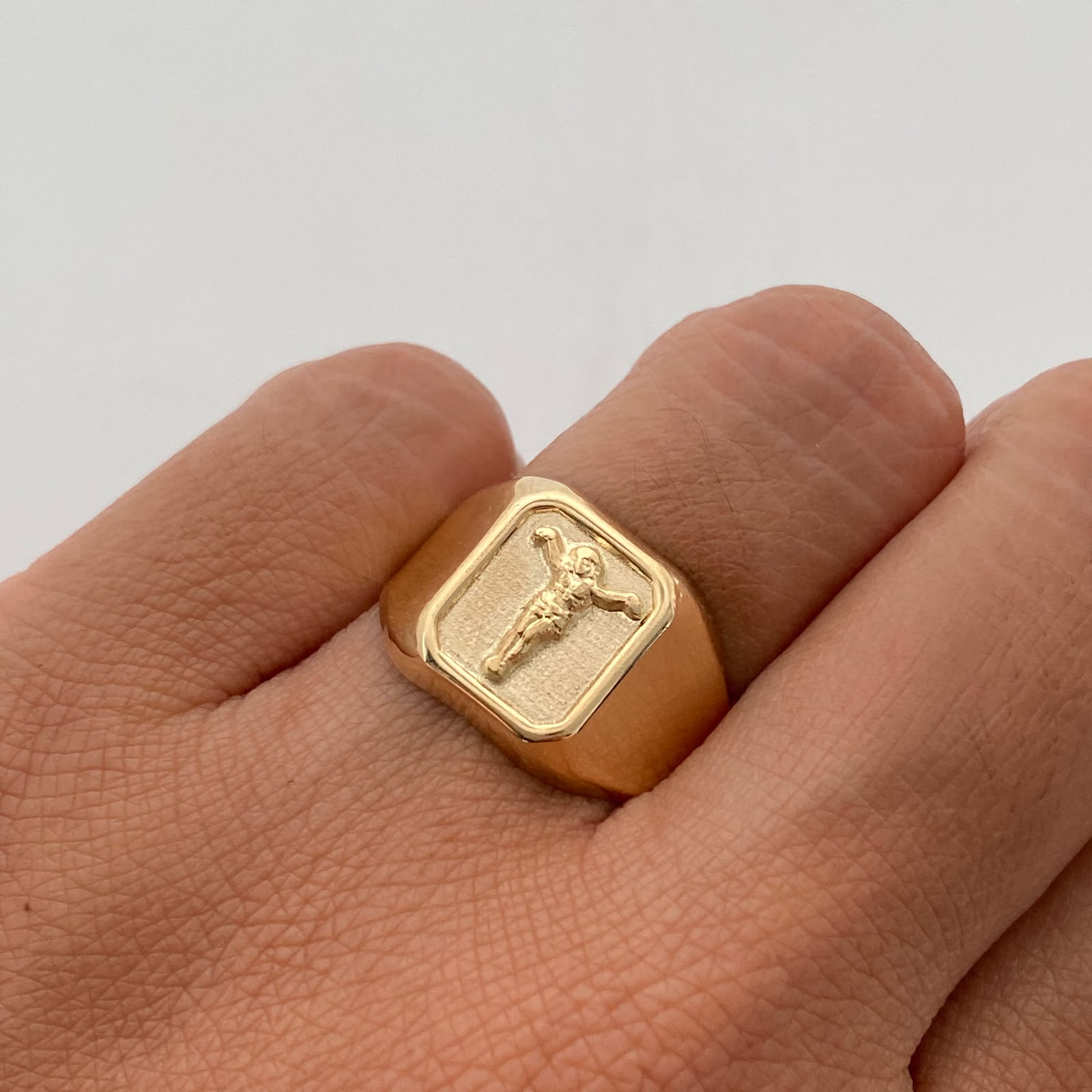 Anillo Cristo Oro amarillo 18k / Talla 11 3/4 / 2,55 Gr / 4,4 mm
