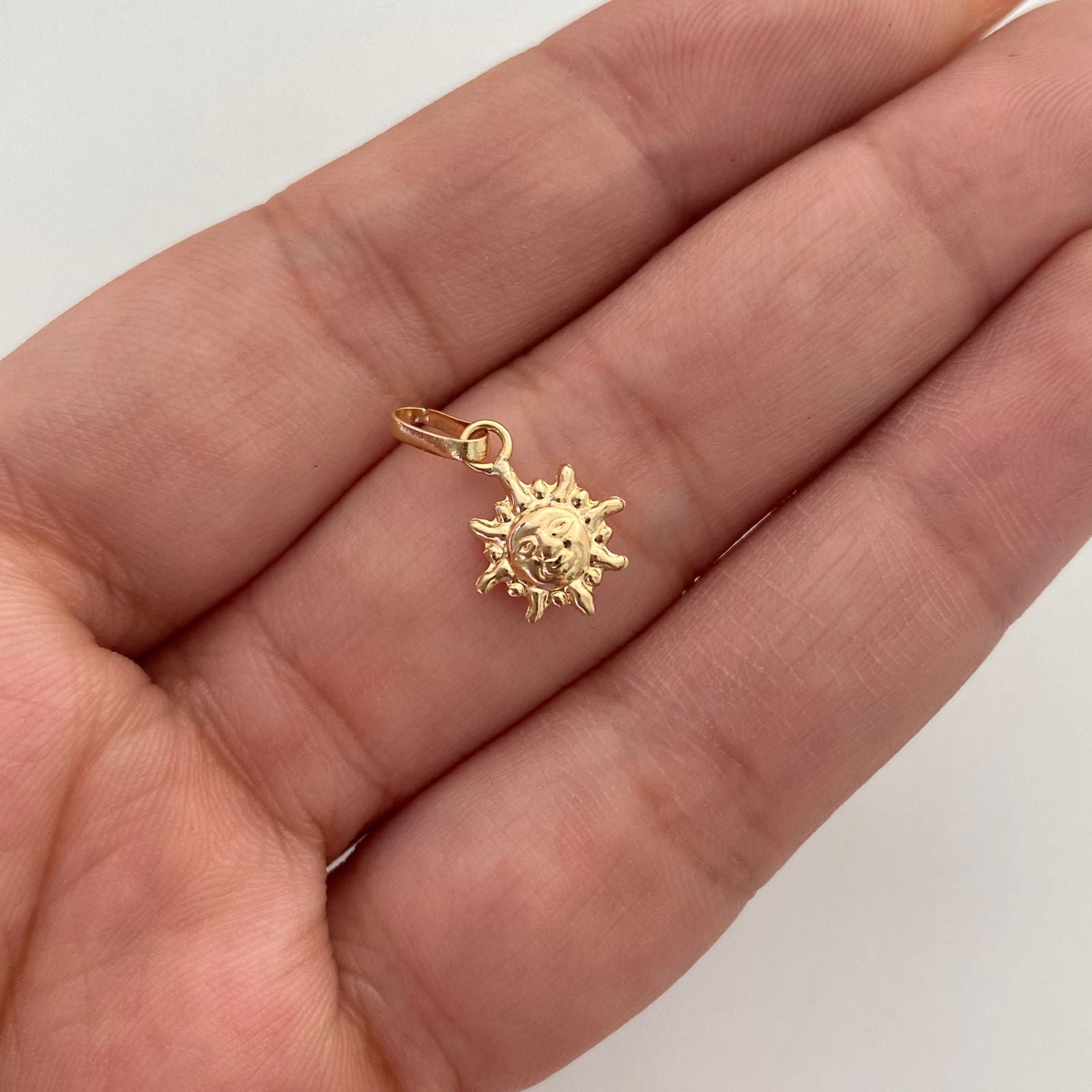 Dije Solecito Oro amarillo 18k 0,45 Gr / 9,4 mm / 1 Cm