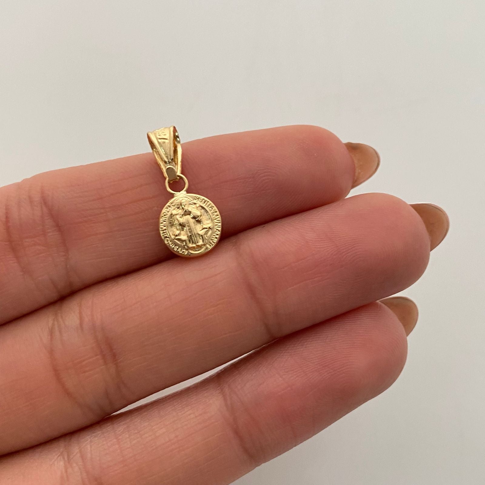 Dije San Benito Oro amarillo 18k 0,45 Gr / 8,5 mm / 1,7 Cm