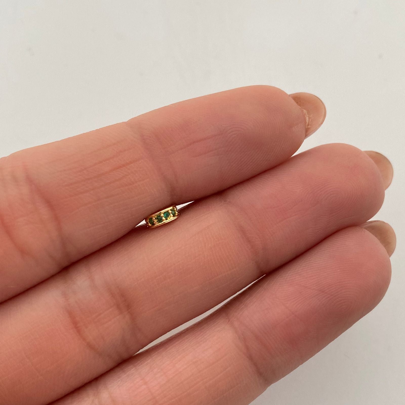 Dije mini circon verde Oro amarillo 18k 0,35 Gr / 1,6 mm / 1,3 Cm