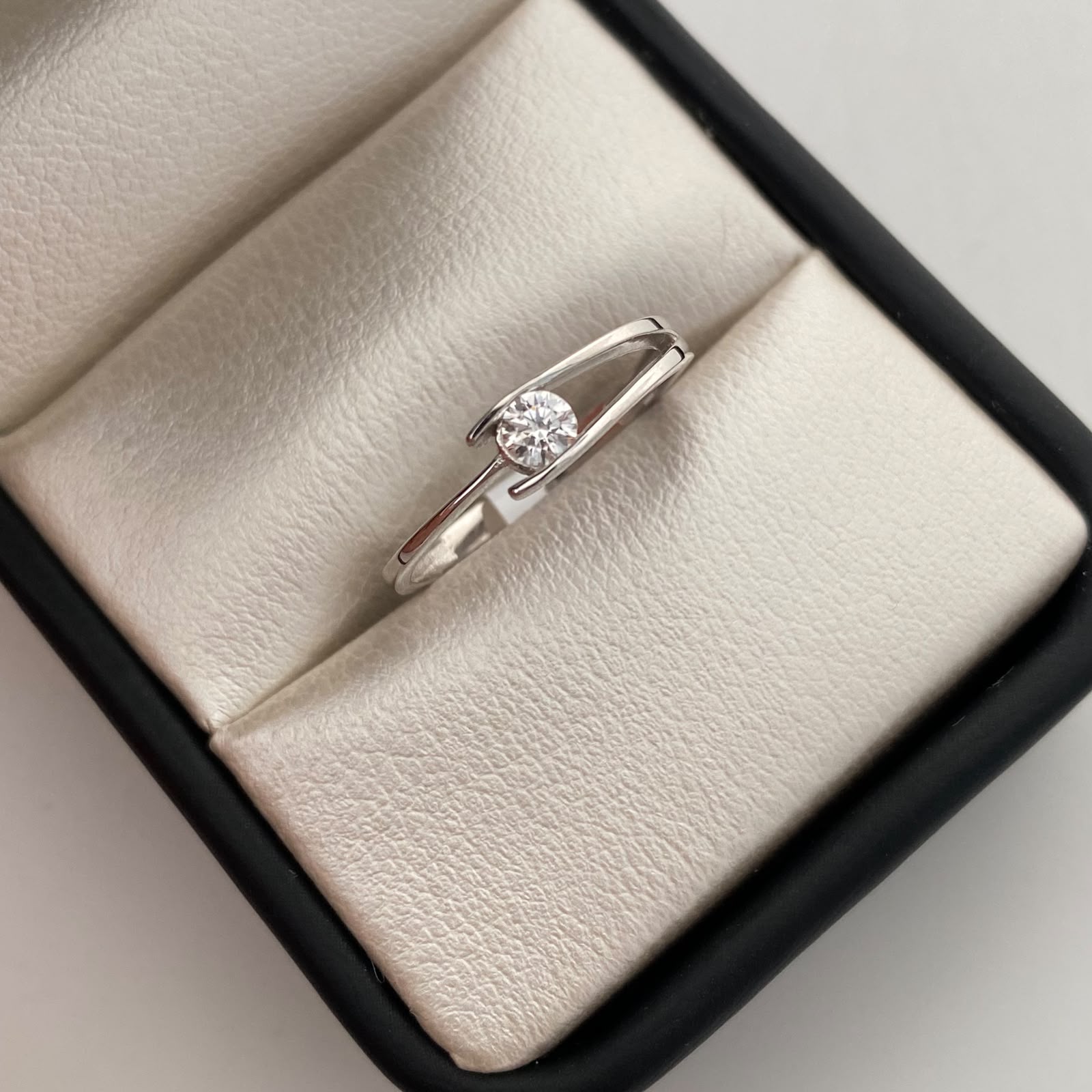 Anillo Solitario Doble Oro blanco 18k / Talla 7 1/4 / 1,75 Gr / 2,5 mm