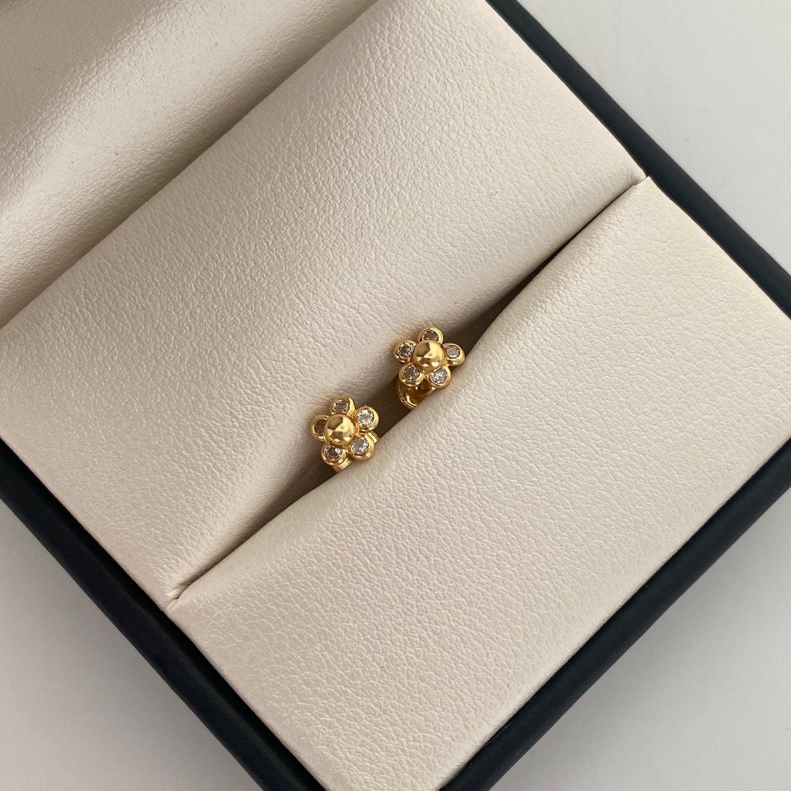 Topos Tipo Flor Circones Blancos Oro amarillo 18k 0,85 Gr / 6,2 mm
