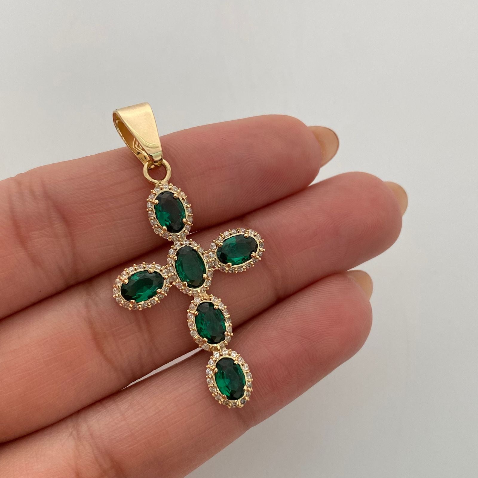 Dije Cruz Casting Verde y blanco Oro amarillo 18k 3,5 Gr / 23 mm / 5,5 Cm
