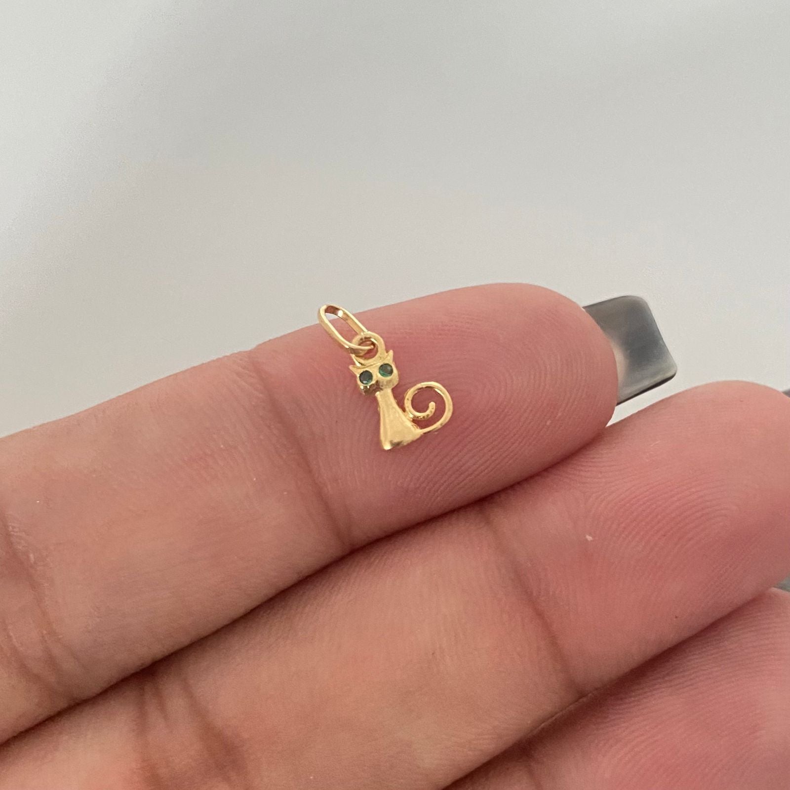 Dije mini gato ojos verdes Oro amarillo 18k 0,25 Gr / 1,2 Cm