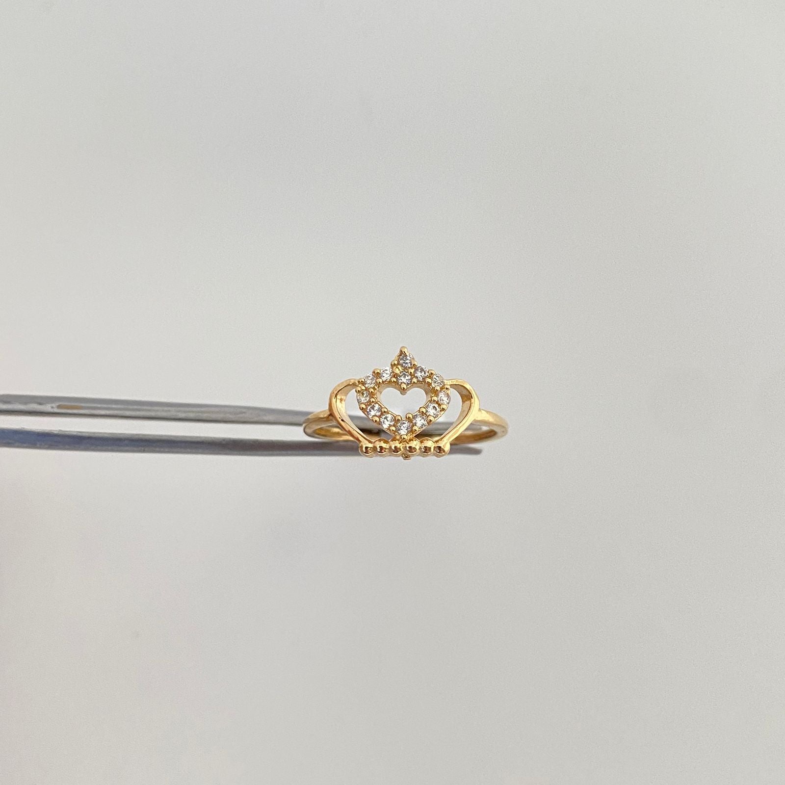 Anillo tiara forma corazon circones blancos Oro amarillo 18k / Talla 5 3/4 / 1,75 Gr
