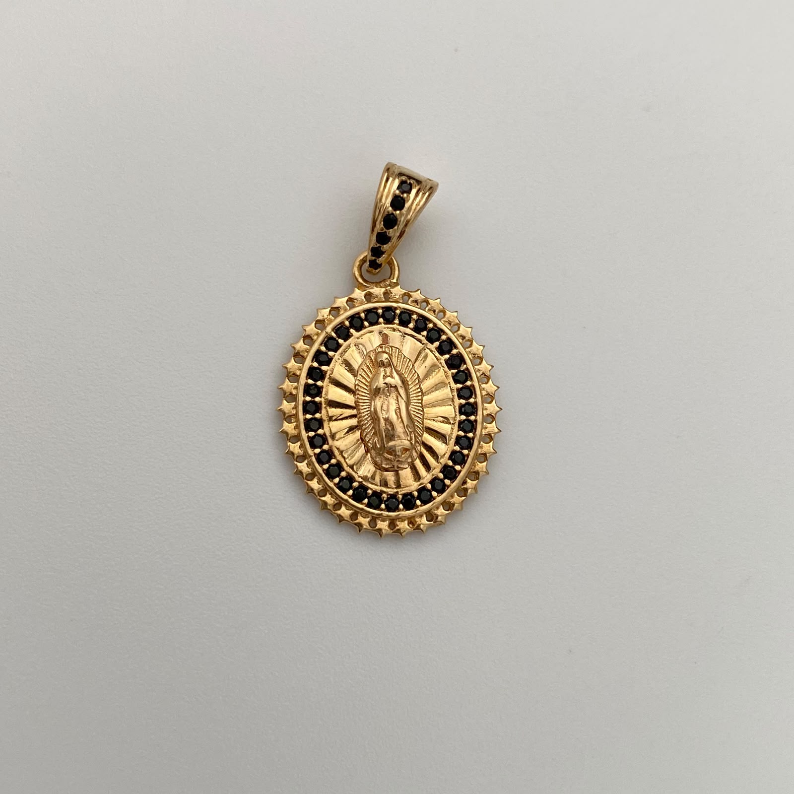 Dije Redondo Casting Negro Virgen de Guadalupe Oro amarillo 18k 2,75 Gr / 15,9 mm / 2,6 Cm