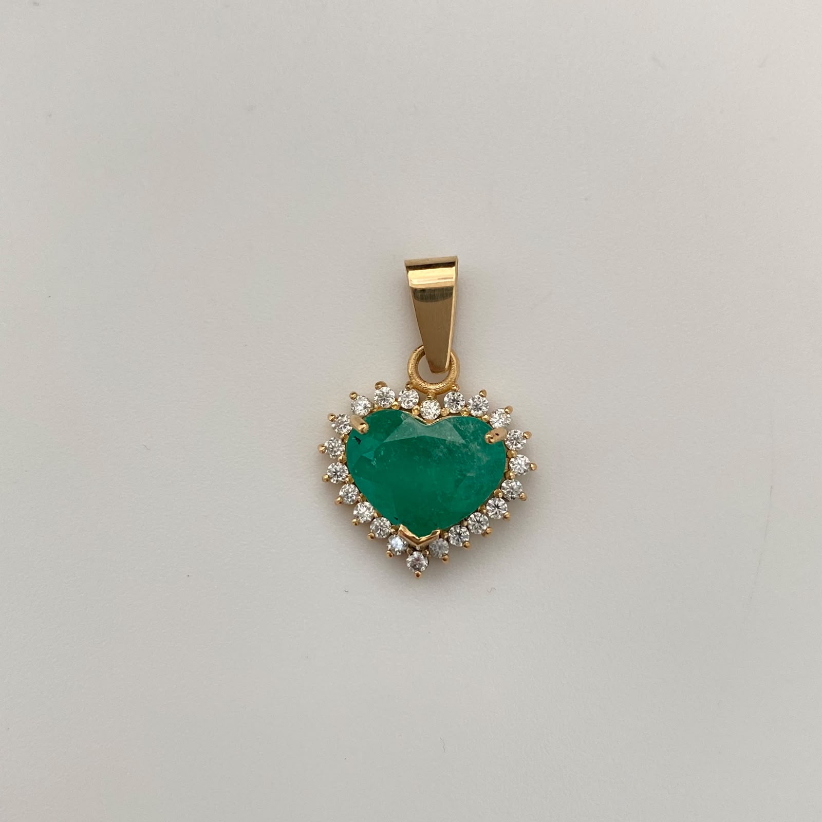 Dije Corazon 2.765 qt de esmeralda y 5.06 qt de moissanitas Oro amarillo 18k 2,95 Gr / 15,6 mm / 2,2 Cm